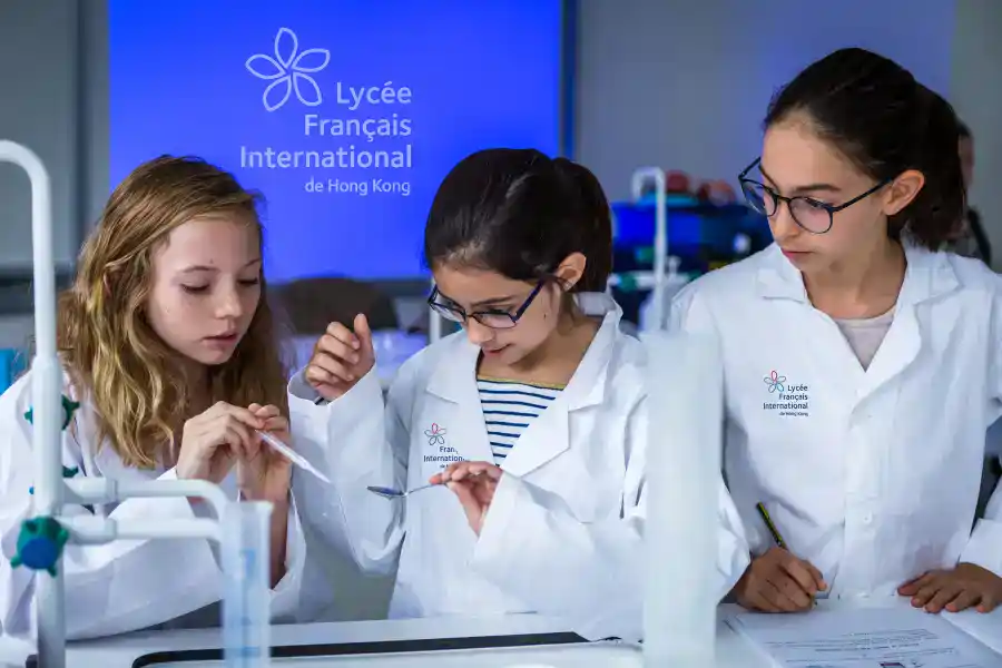 Alumnos del Lycée Français International Hong Kong realizan un experimento científico para una educación de categoría mundial.