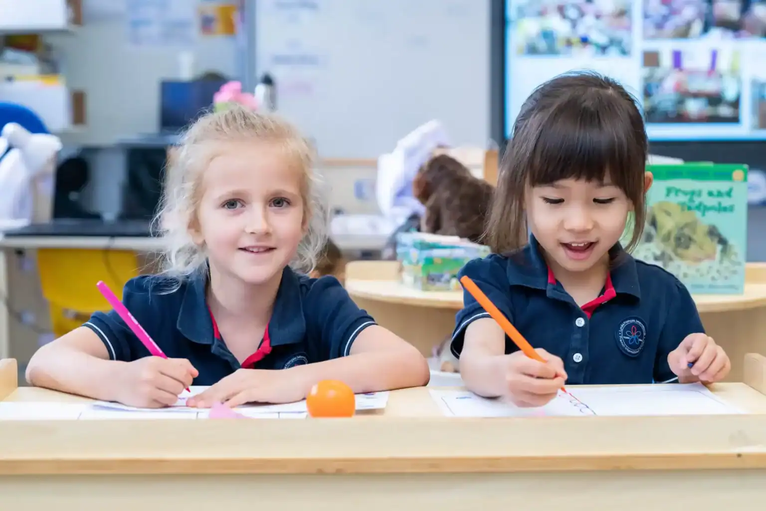 Alumnos brillantes de primaria participando en actividades de clase en un centro educativo de escuelas del mundo.