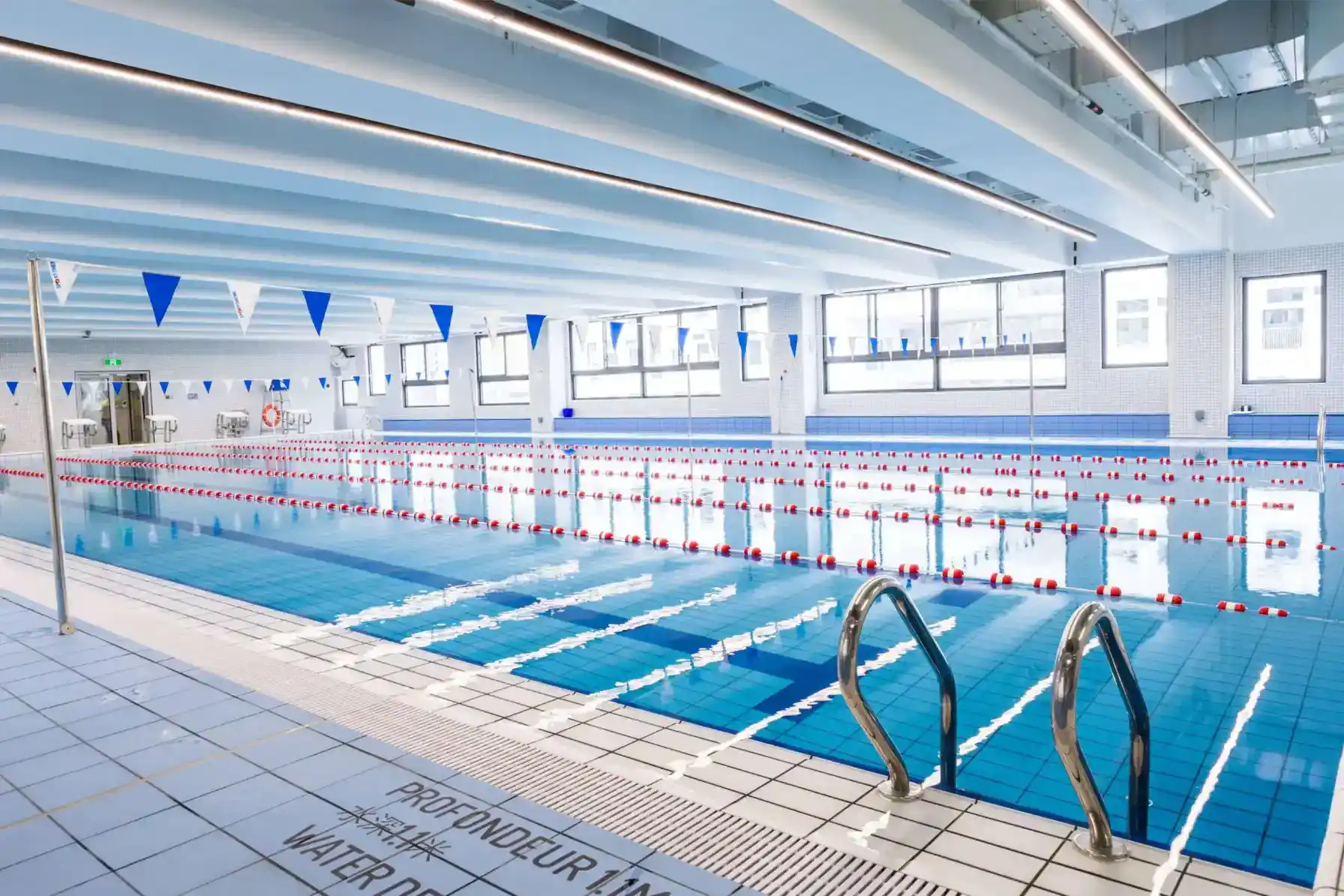 Moderna piscina cubierta en una prestigiosa escuela mundial de entrenamiento atlético y educación acuática para estudiantes.