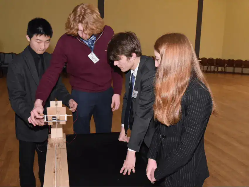 Progetto innovativo di robotica degli studenti in occasione di un evento World Schools che promuove l'educazione STEM e il lavoro di squadra.