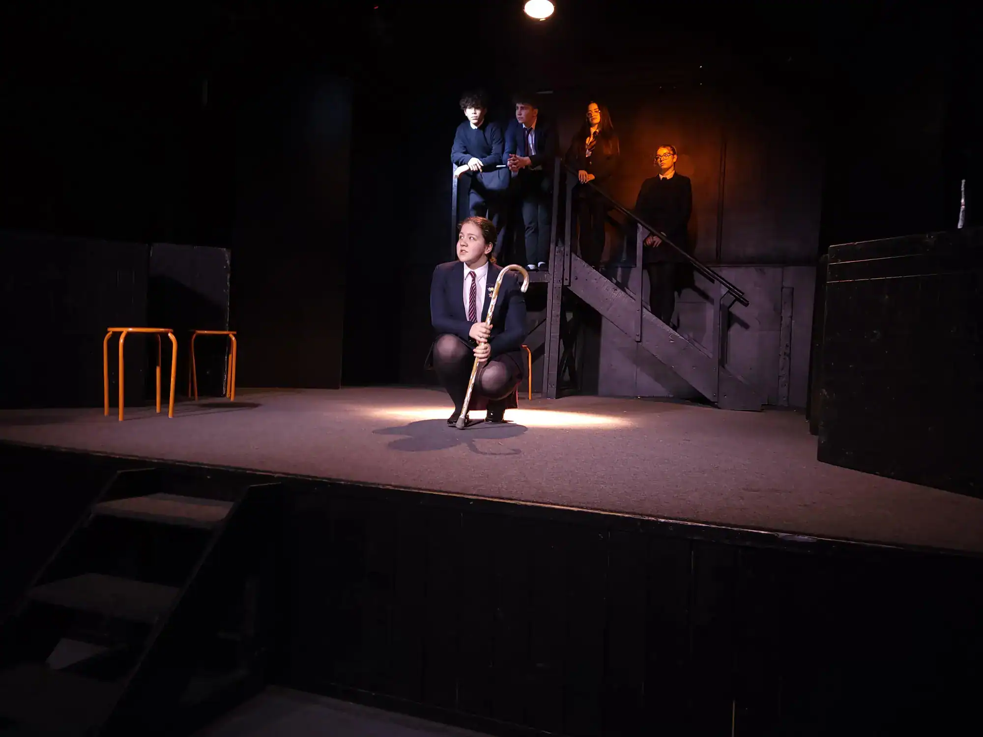 Studenti che si esibiscono sul palcoscenico durante un dramma scolastico o una produzione teatrale in una scuola del mondo.