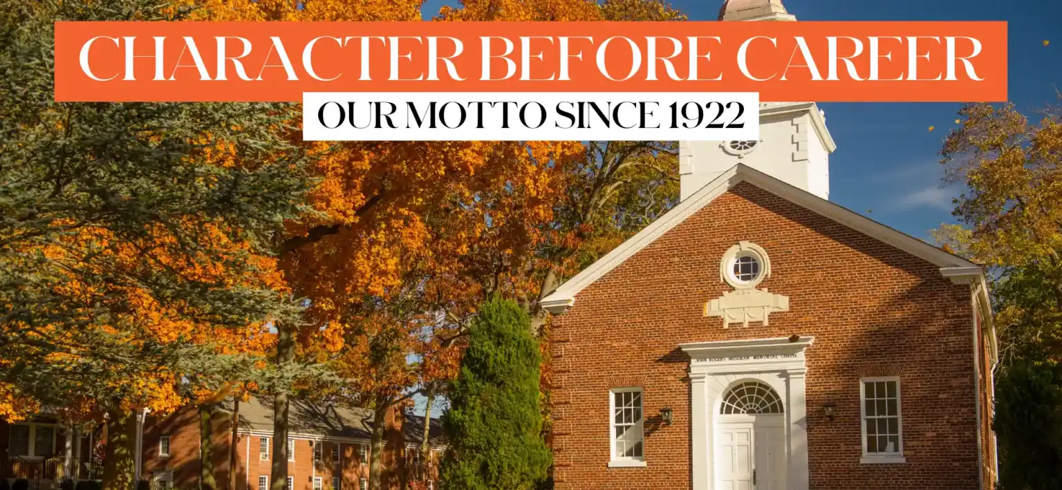 Sonbahar ağaçlarının altında, gelenekleri ve akademik mükemmelliği vurgulayan tarihi Amerikan okul binası.