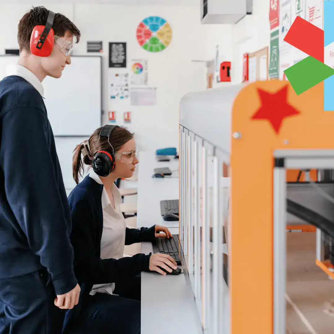 Innowacyjna szkoła z zaawansowanymi laboratoriami technologicznymi i spersonalizowanymi środowiskami uczenia się, promująca sukces uczniów i globalną edukację.