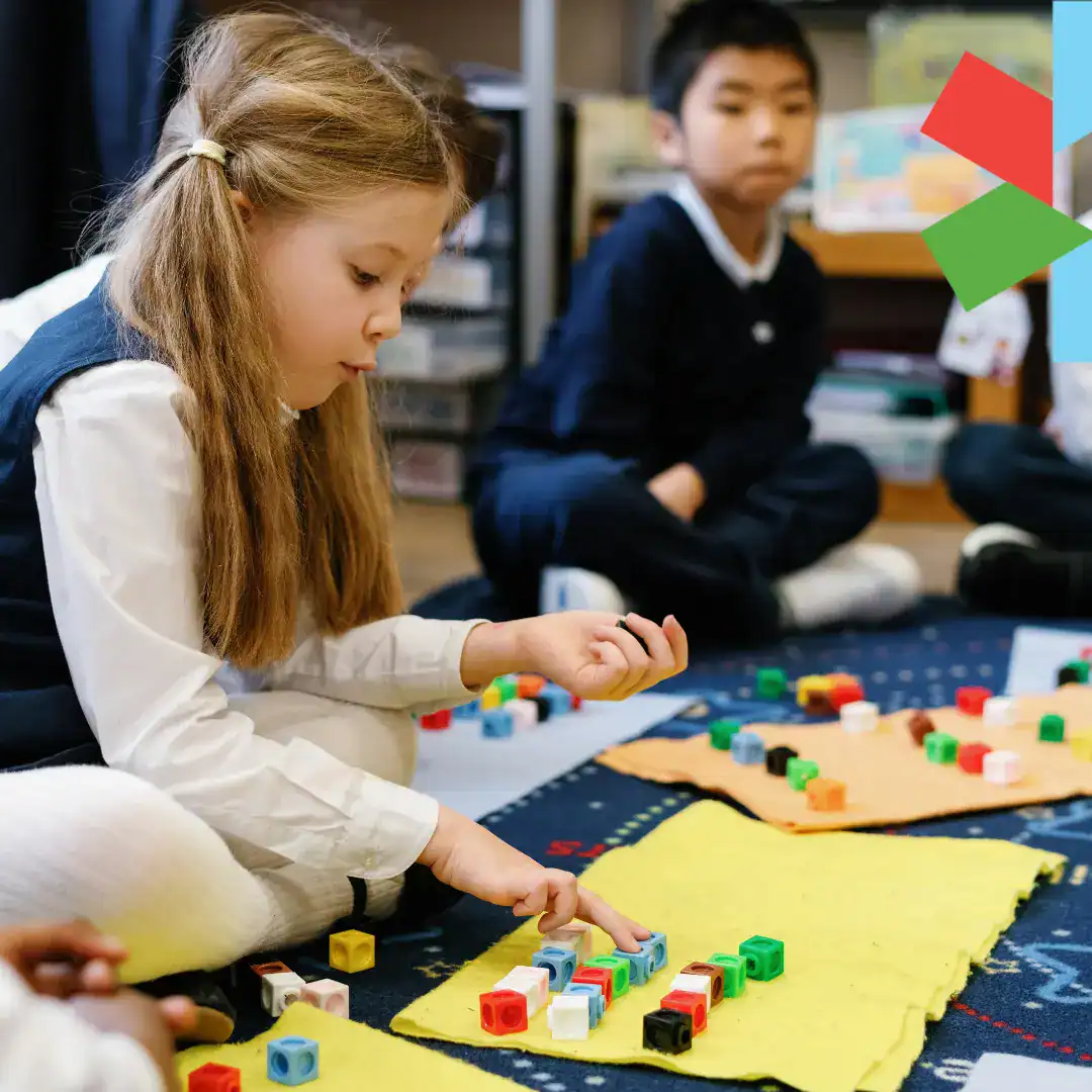 Innowacyjna nauka z dziećmi bawiącymi się klockami edukacyjnymi w środowisku klasowym.