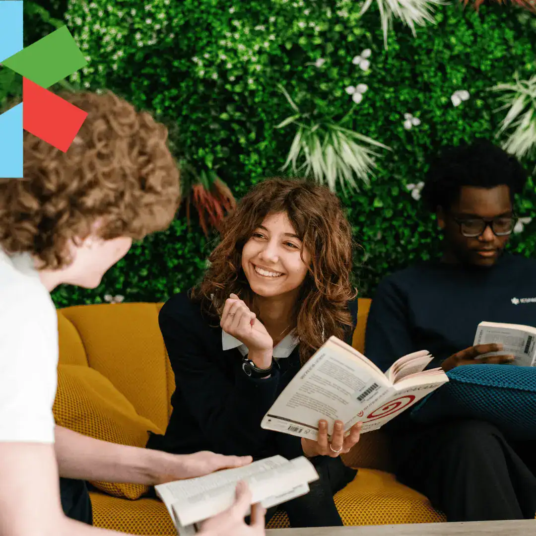 Bystrzy uczniowie angażujący się we wspólne uczenie się w światowej klasy międzynarodowej szkole.