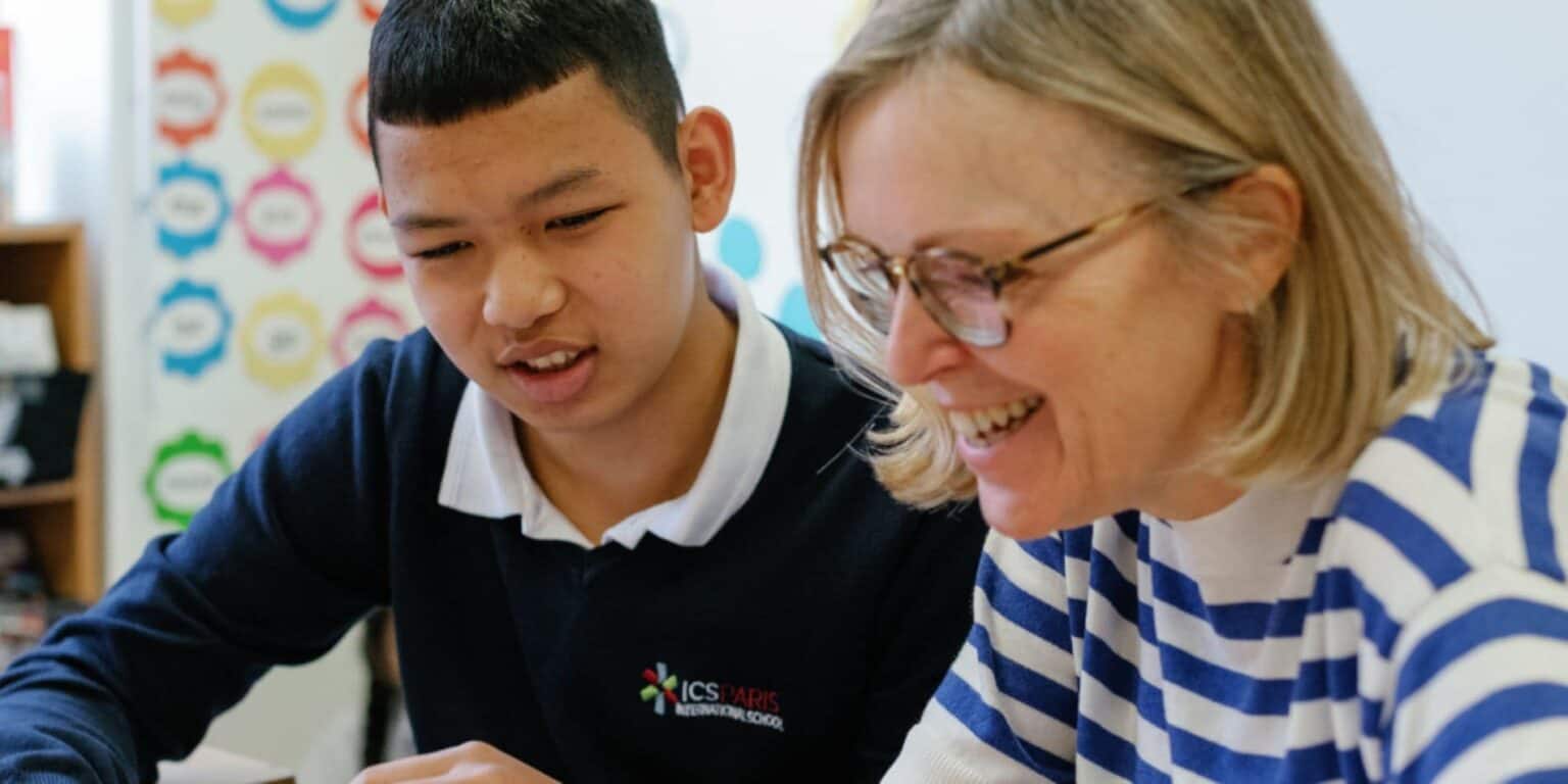 Różnorodni uczniowie zaangażowali się we wspólne uczenie się w World Schools, wspierając globalną edukację i doskonałość akademicką.