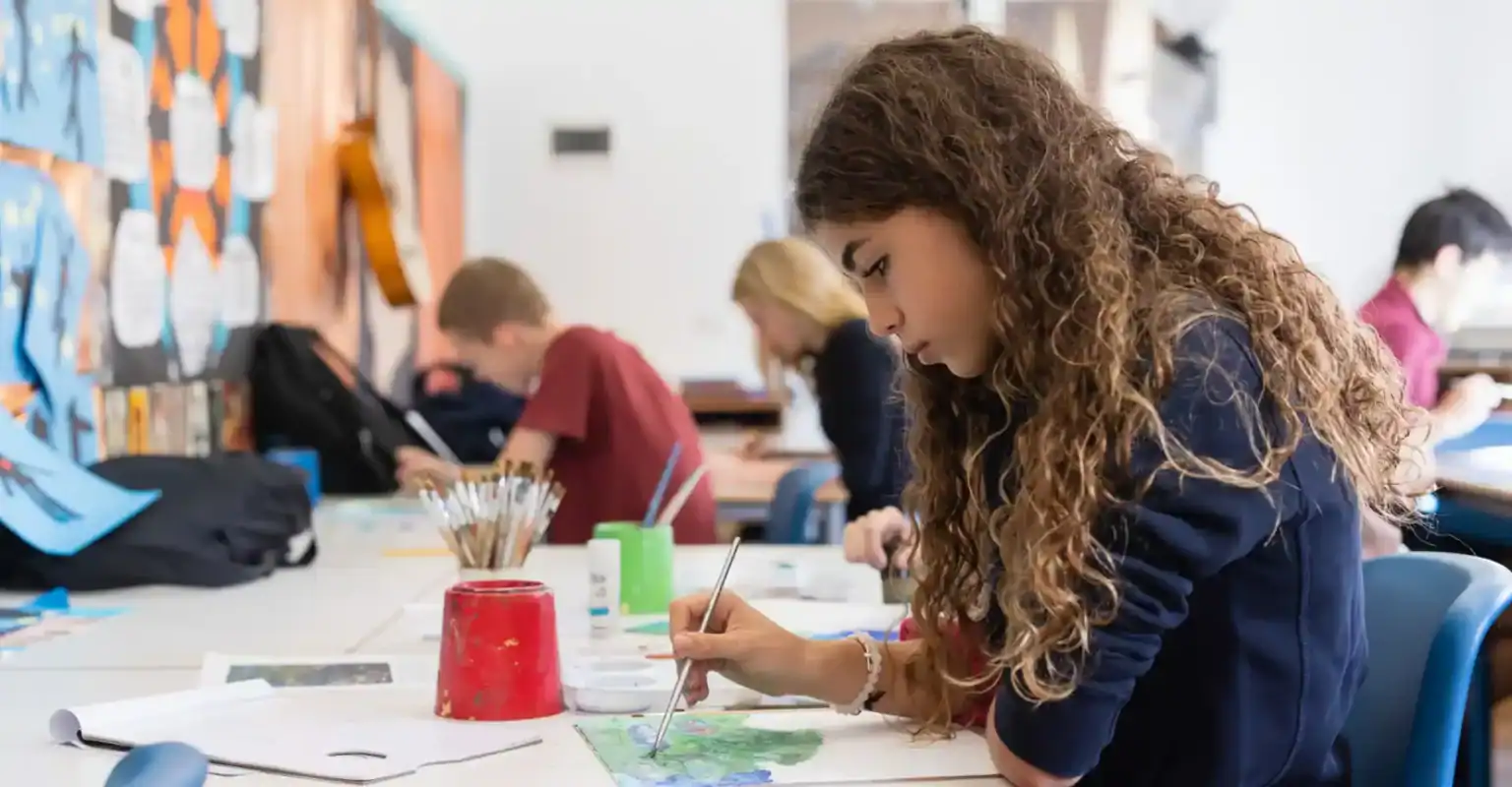 Ein farbenfrohes Klassenzimmer mit Schülern, die sich mit kreativen Kunstaktivitäten beschäftigen und sich auf Bildung und künstlerischen Ausdruck konzentrieren.