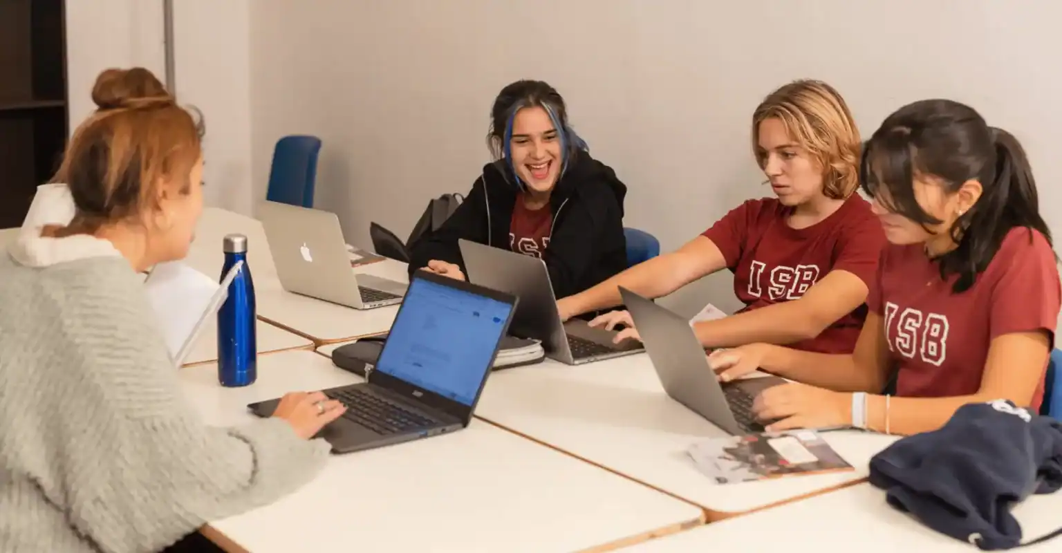 Schüler, die an Weltschulen mit Laptops lernen und zusammenarbeiten.