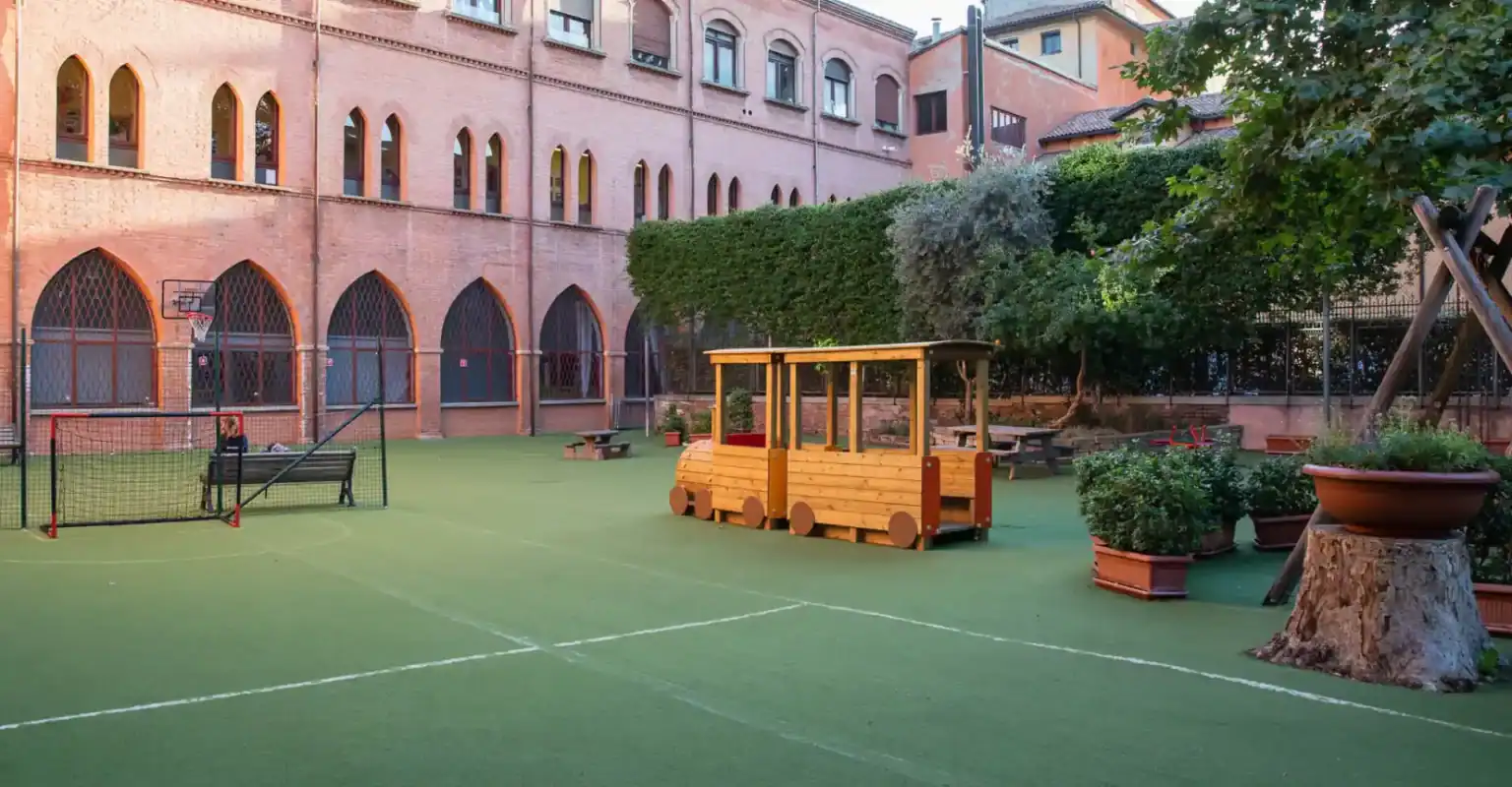 Bunter Schulhof mit Sportgeräten und gemütlichen Sitzecken bei World Schools.