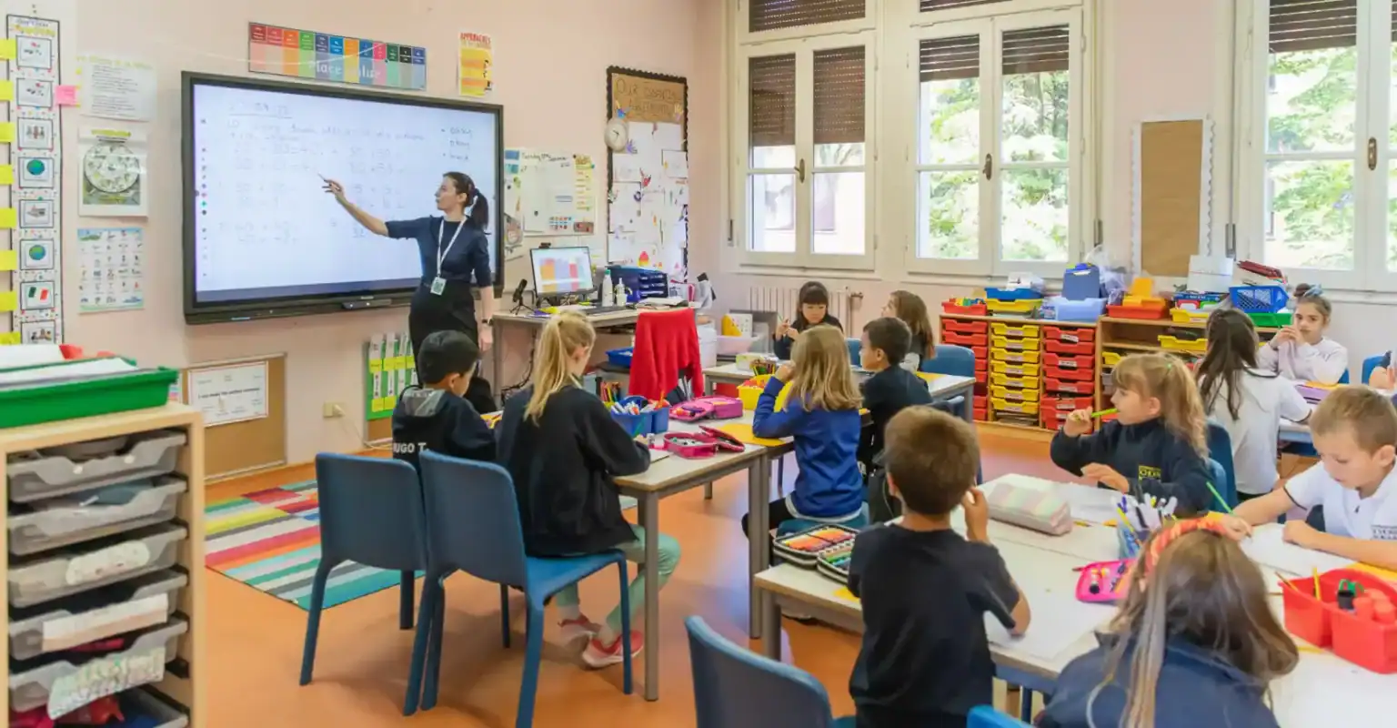 1. Interaktives Klassenzimmer an World Schools mit engagierten Schülern und modernen Lernmitteln.