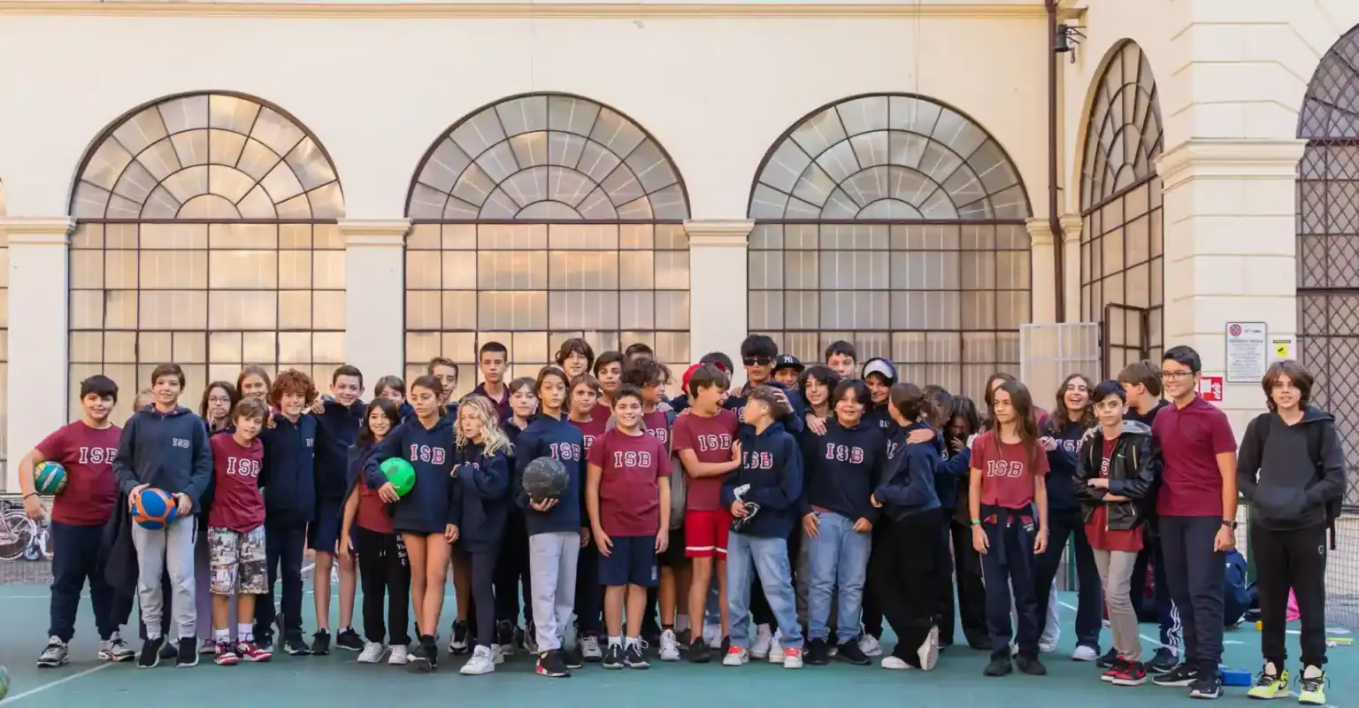 Schülerinnen und Schüler in Sportuniformen bei einer internationalen Schulsportveranstaltung, die den Schwerpunkt auf globale Bildung und außerschulische Aktivitäten legt.