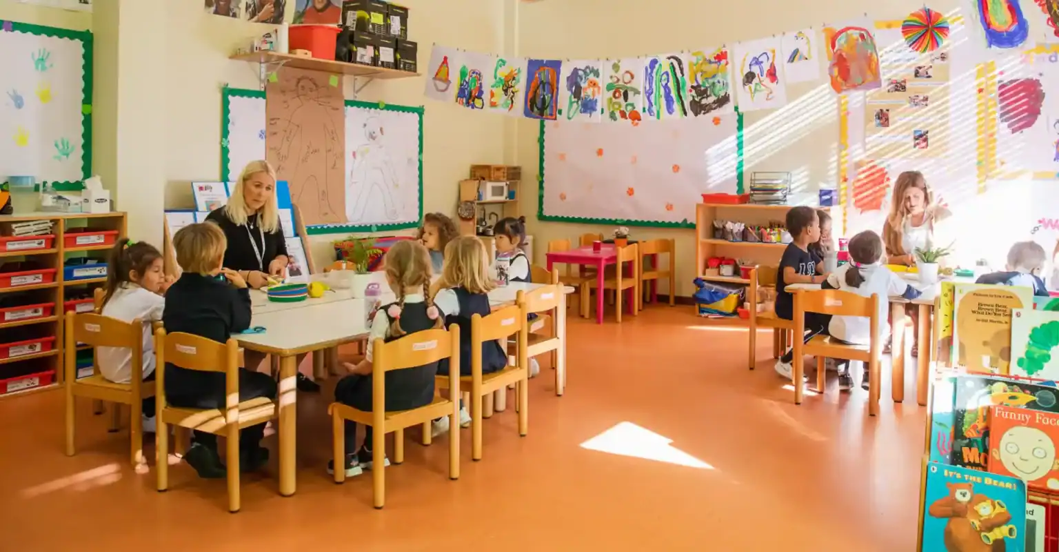 Helles Klassenzimmer mit jungen, lernenden Schülern, die das globale Lernen an Weltschulen fördern.