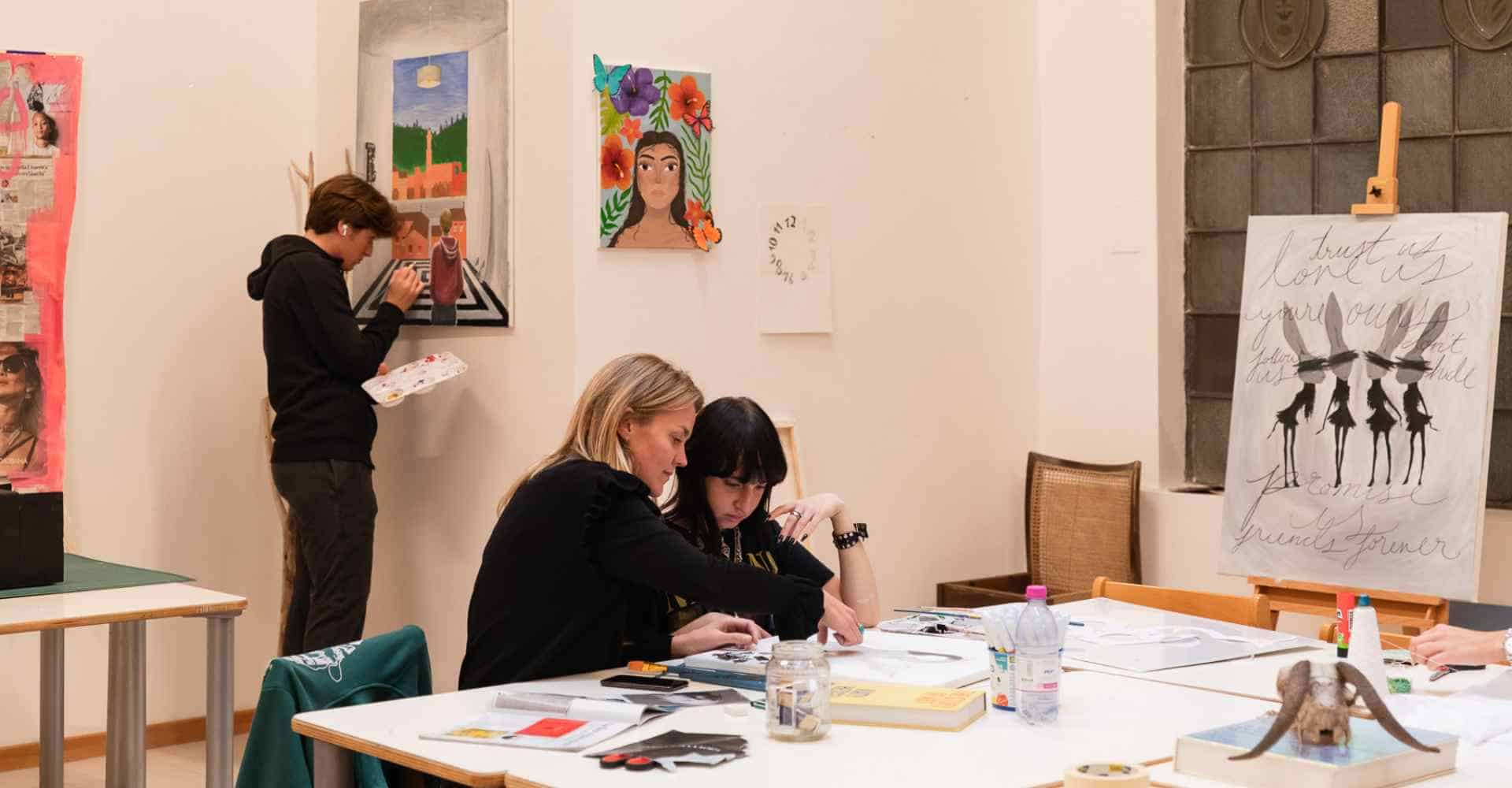 Kreative Schüler arbeiten an Kunstprojekten in einem Klassenzimmer mit farbenfrohen Gemälden und Kunstwerken.