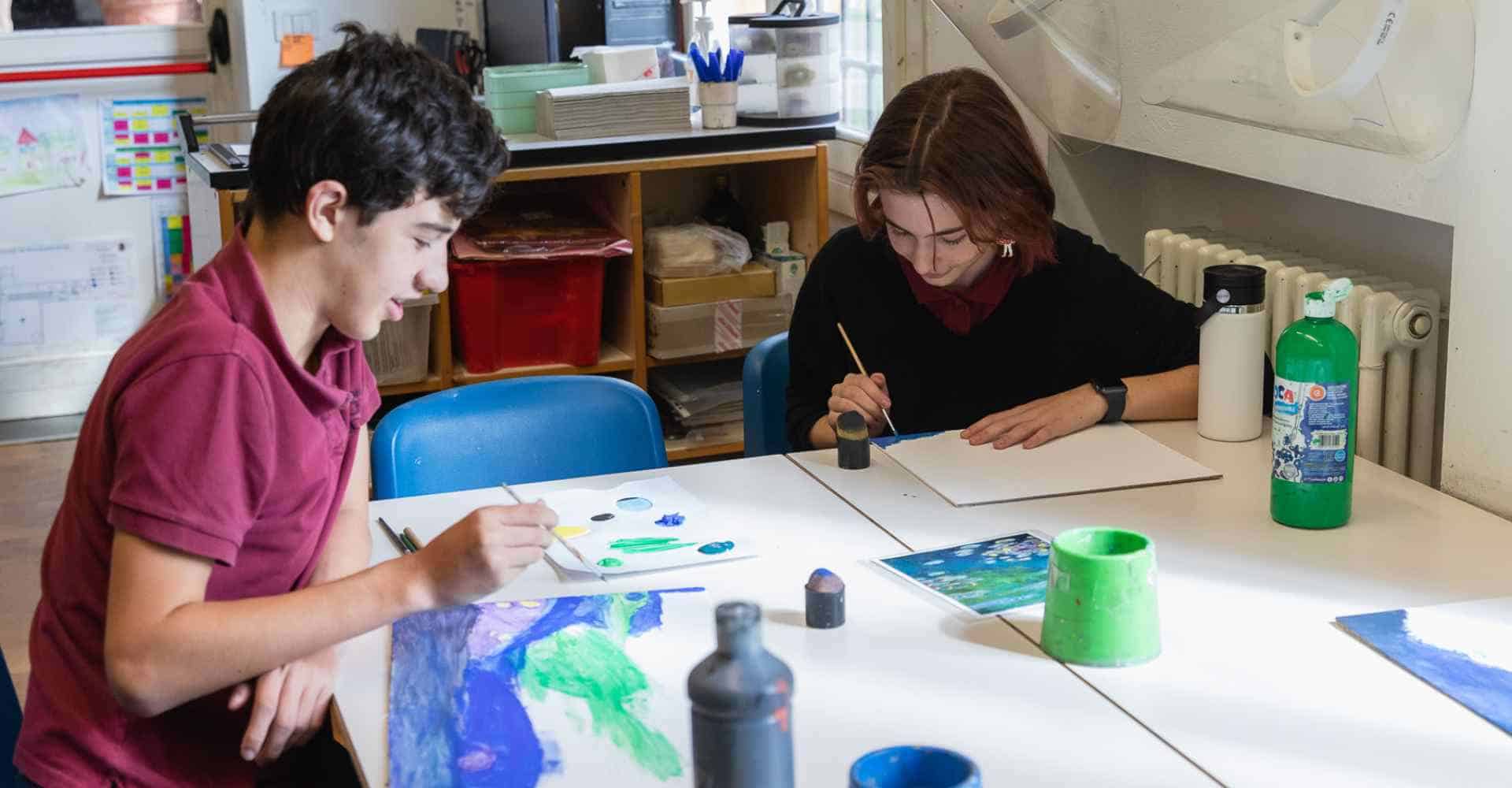 Kreative Schüler beim Kunstunterricht in einer Bildungseinrichtung von World Schools.