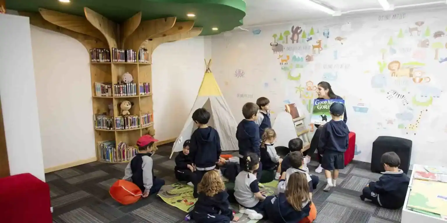 カラフルな幼児学習スペースで、読書活動に取り組む子どもたち。.