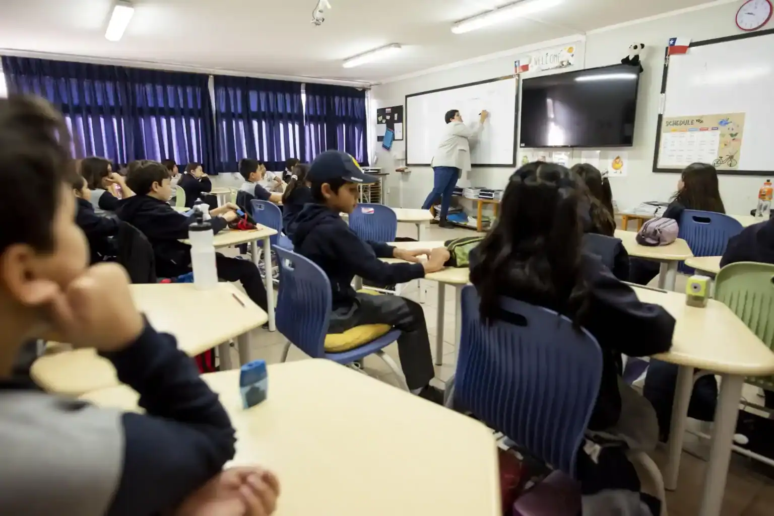 質の高い教育と国際的な学習を重視するワールド・スクールズでは、明るい教室で熱心な生徒たちが学んでいる。.