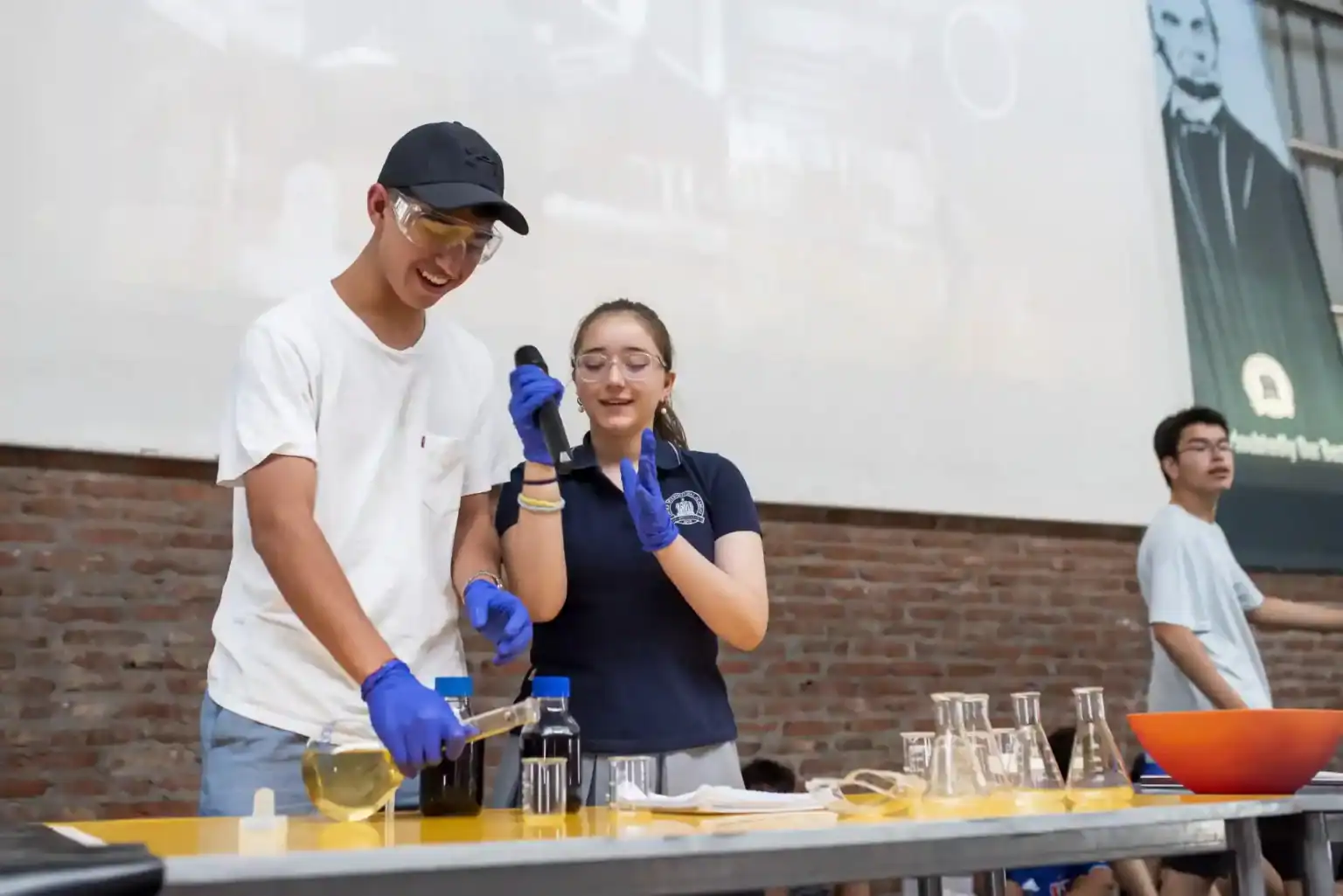 近代的なインターナショナル・スクールで科学実験を行う生徒たち。.