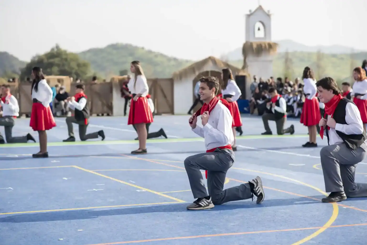 幼稚園児から高校生までの生徒が、学校の運動会で屋外で伝統的な文化舞踊や民俗舞踊を披露すること。.