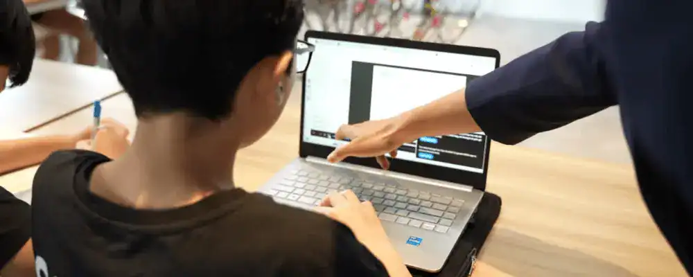 Nauka online w światowej szkole, uczniowie koncentrują się na studiach komputerowych i edukacji cyfrowej.