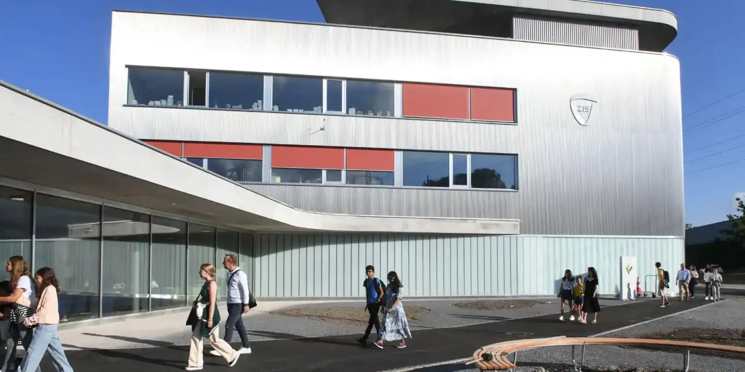 现代化的世界学校建筑,学生可在室外漫步,创新的教育校园,优化学习环境的建筑。.