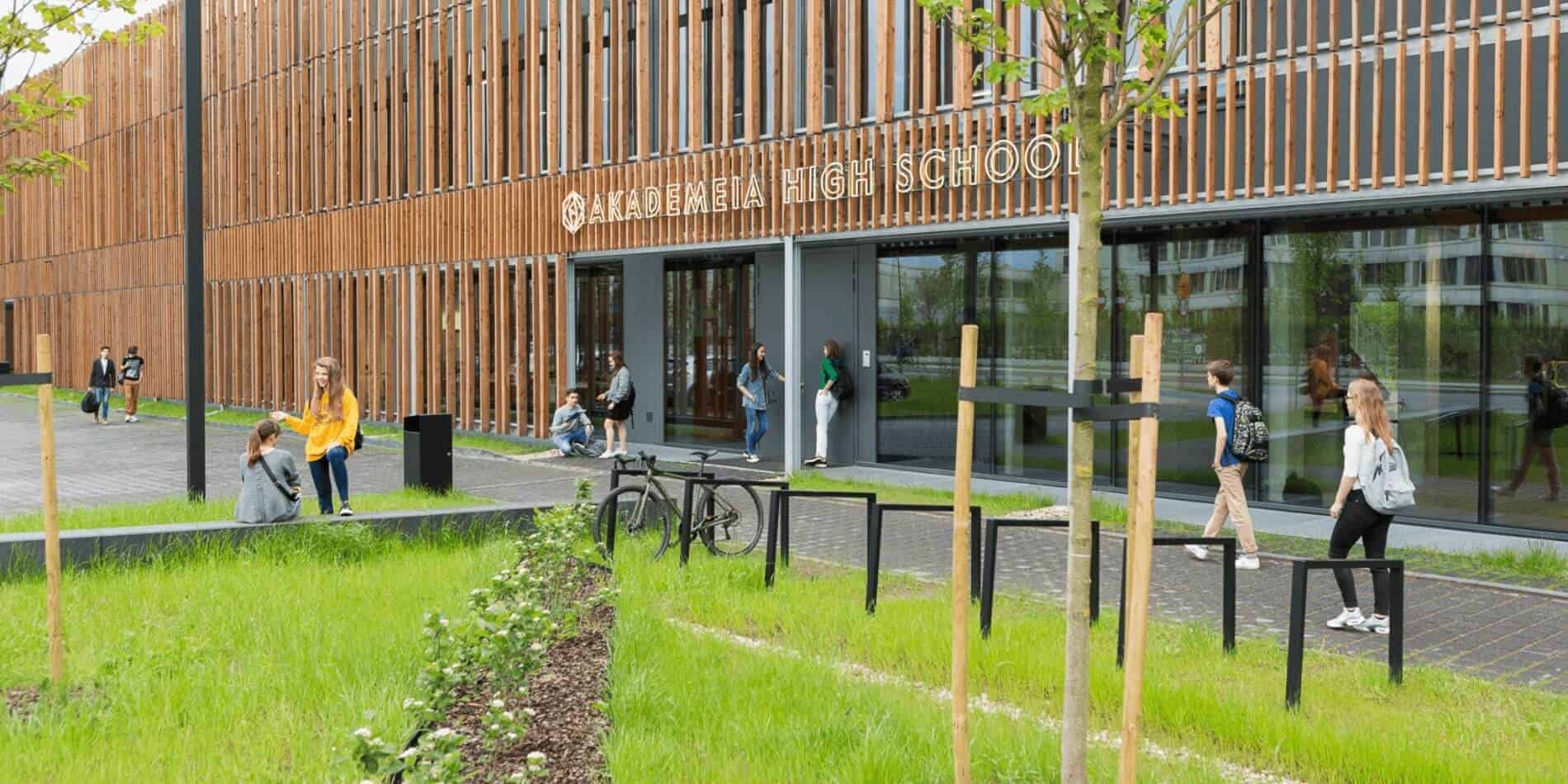 المدارس 5 معرض WSgallery AkademeiaHighSchool 1900x950 1