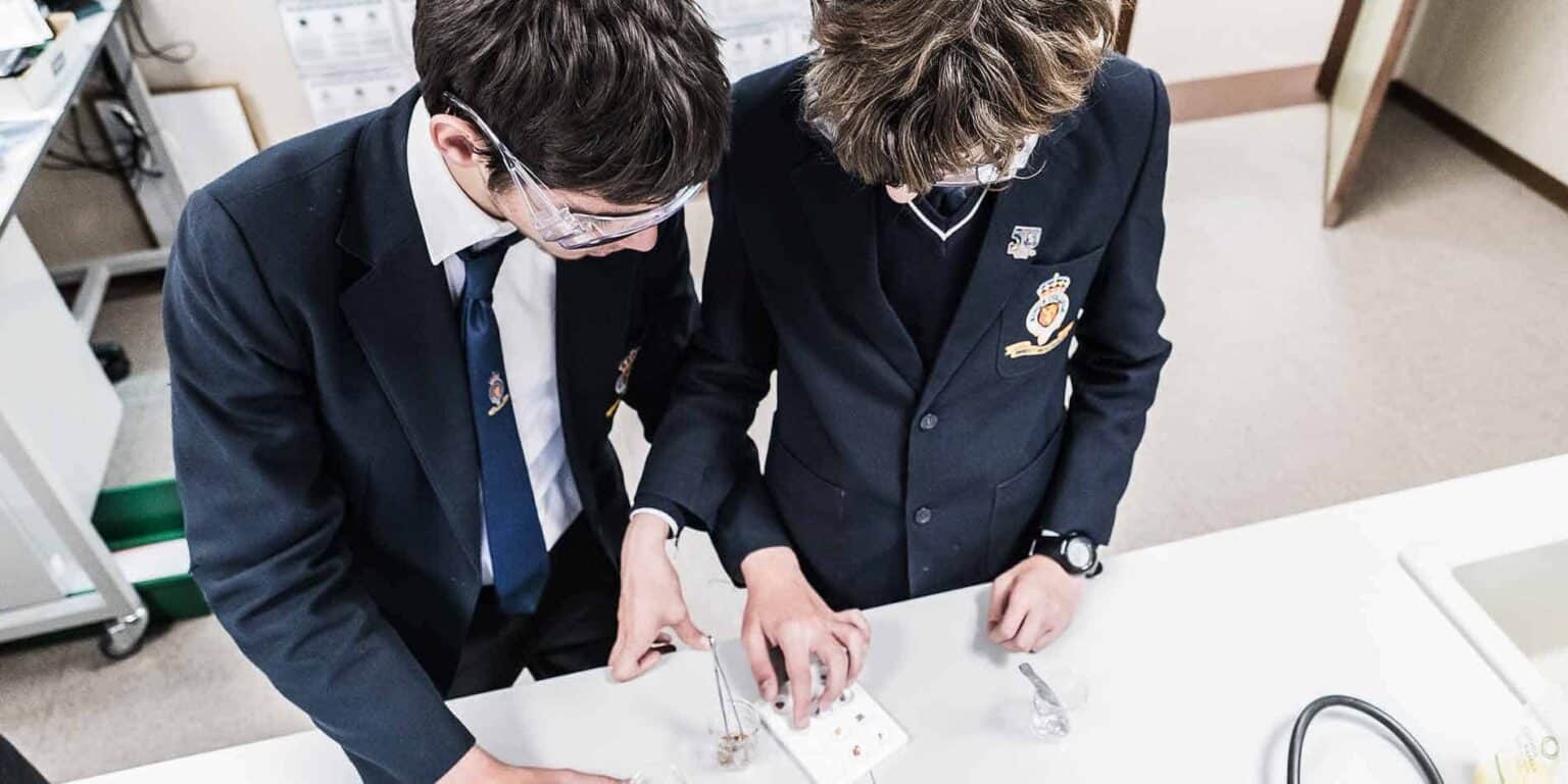 Innovative science students conducting experiments in a modern classroom at a world school for optimal learning.