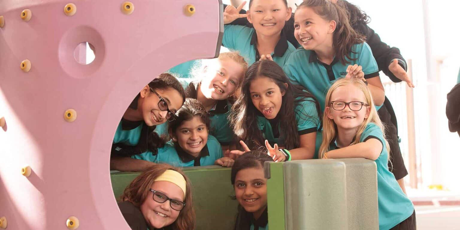 Alumnos brillantes y diversos disfrutan jugando y trabajando en equipo en un entorno educativo de los Colegios del Mundo.