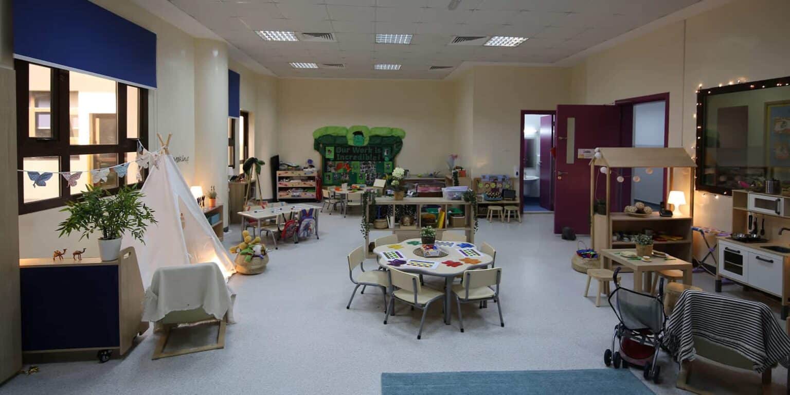 Colorida y atractiva aula de educación infantil diseñada para inspirar a los jóvenes estudiantes y fomentar la creatividad.