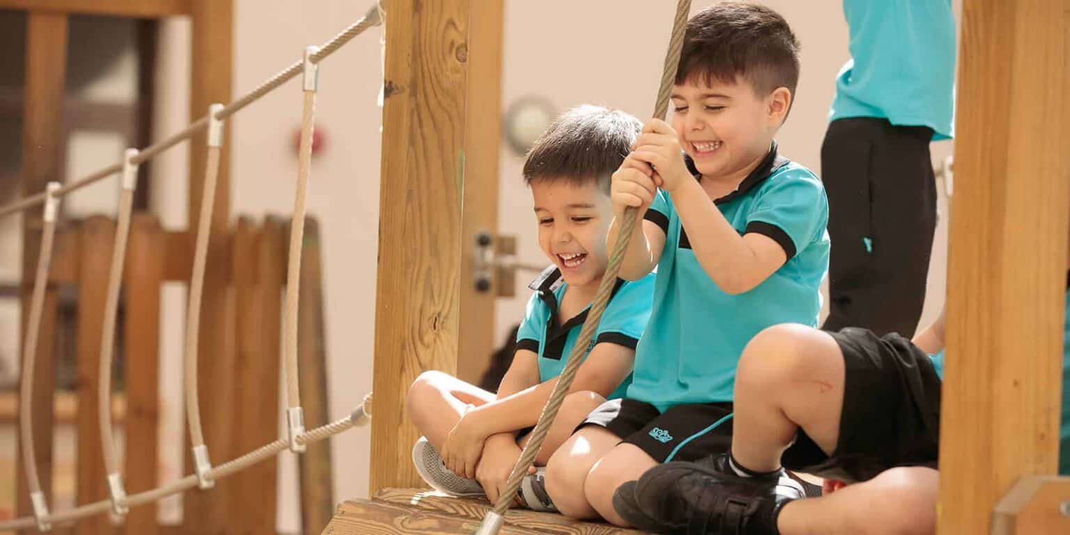 Un patio de recreo vibrante con niños felices que disfrutan de actividades al aire libre, fomentando el aprendizaje activo y las habilidades sociales.