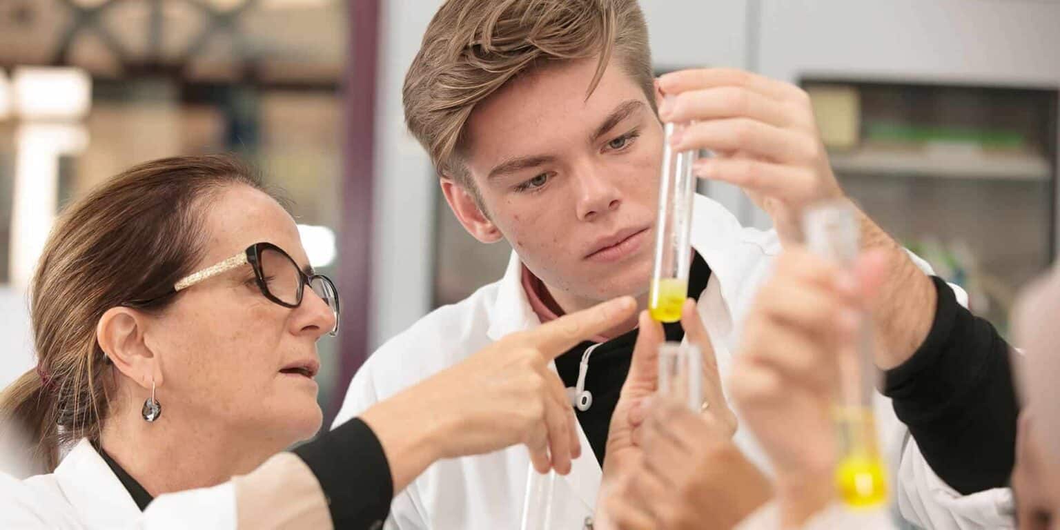 Alumnos innovadores realizando experimentos científicos en una moderna aula de los Colegios del Mundo.