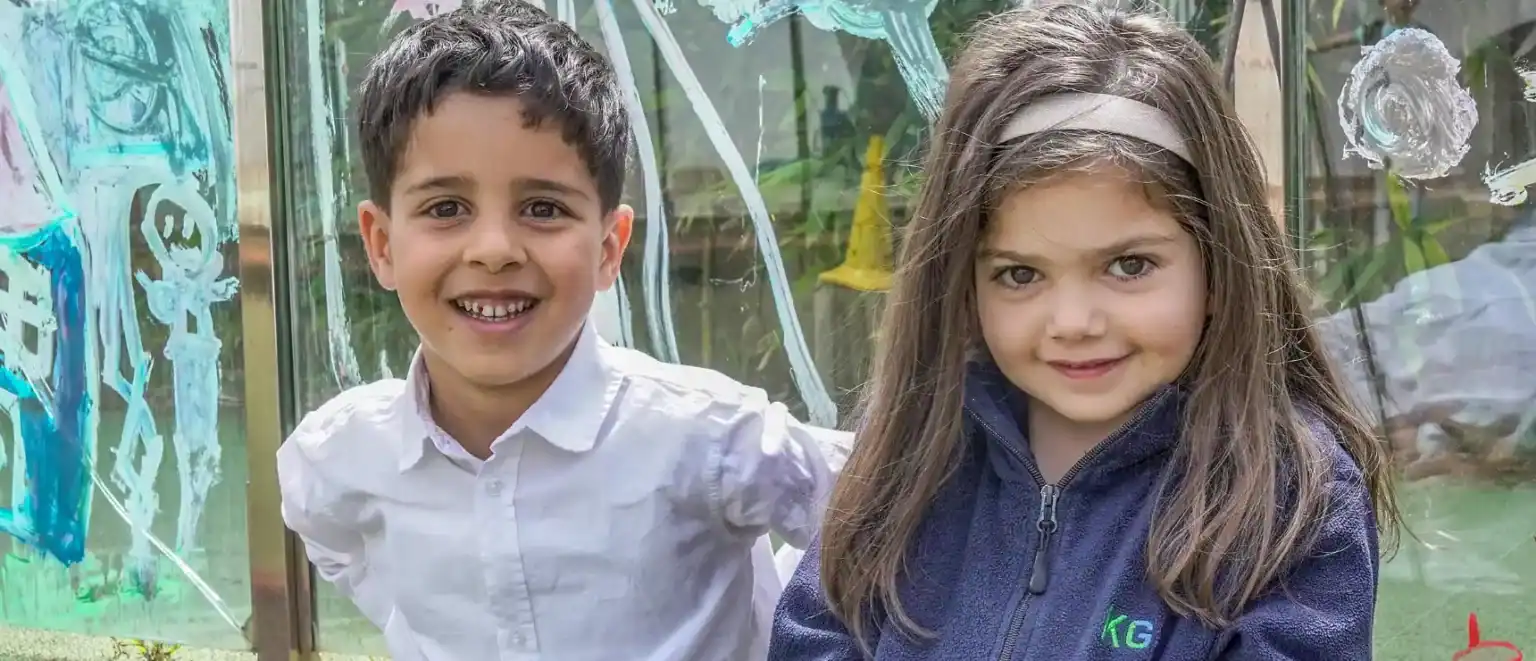 Uśmiechnięte dzieci na świeżym powietrzu w światowej szkole, angażujące się w innowacyjną naukę i zajęcia na świeżym powietrzu.