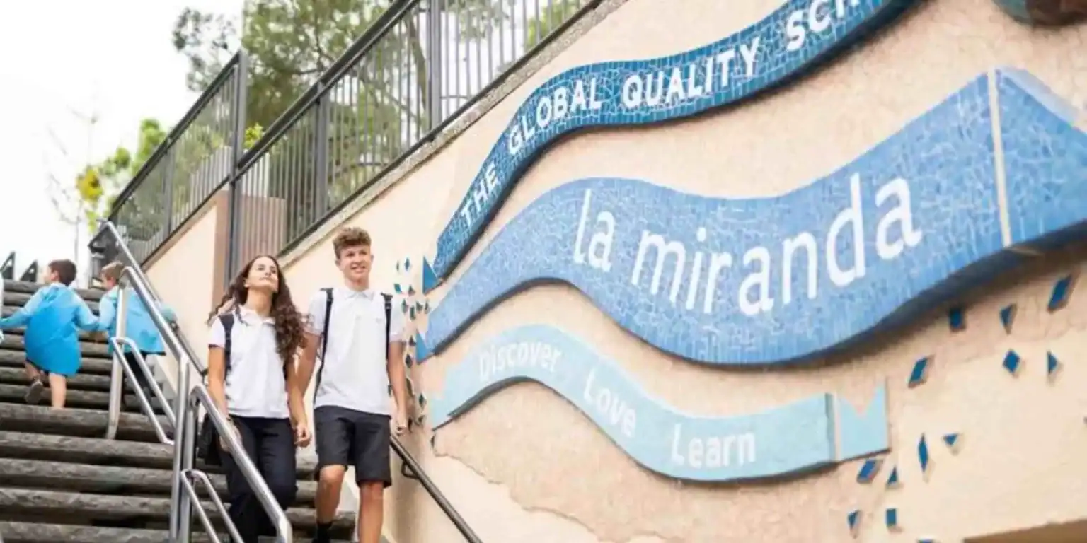 Innovative world school students exploring La Mirada mural, promoting global quality education and intercultural understanding.