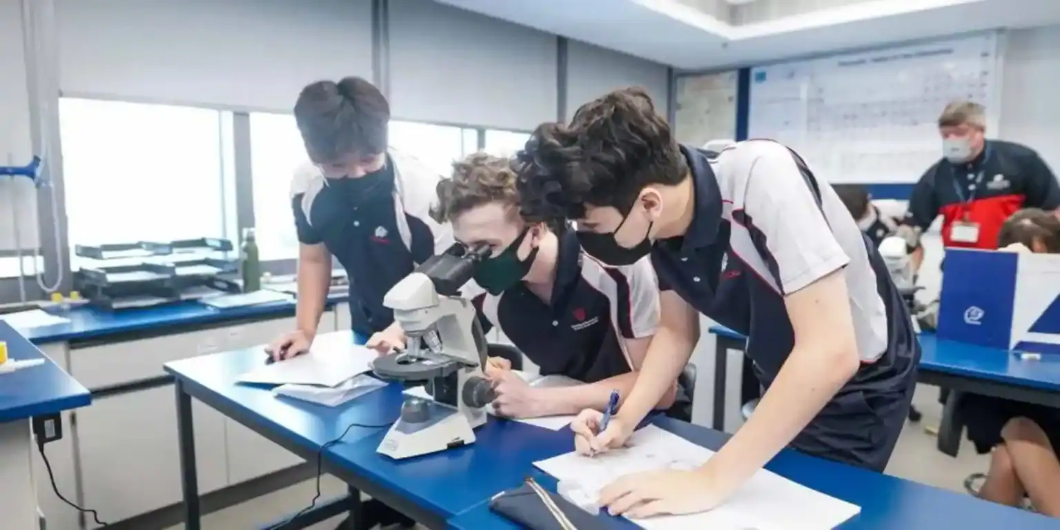 ワールド・スクールのプログラムで、近代的な教室で科学実験を行う生徒たち。.