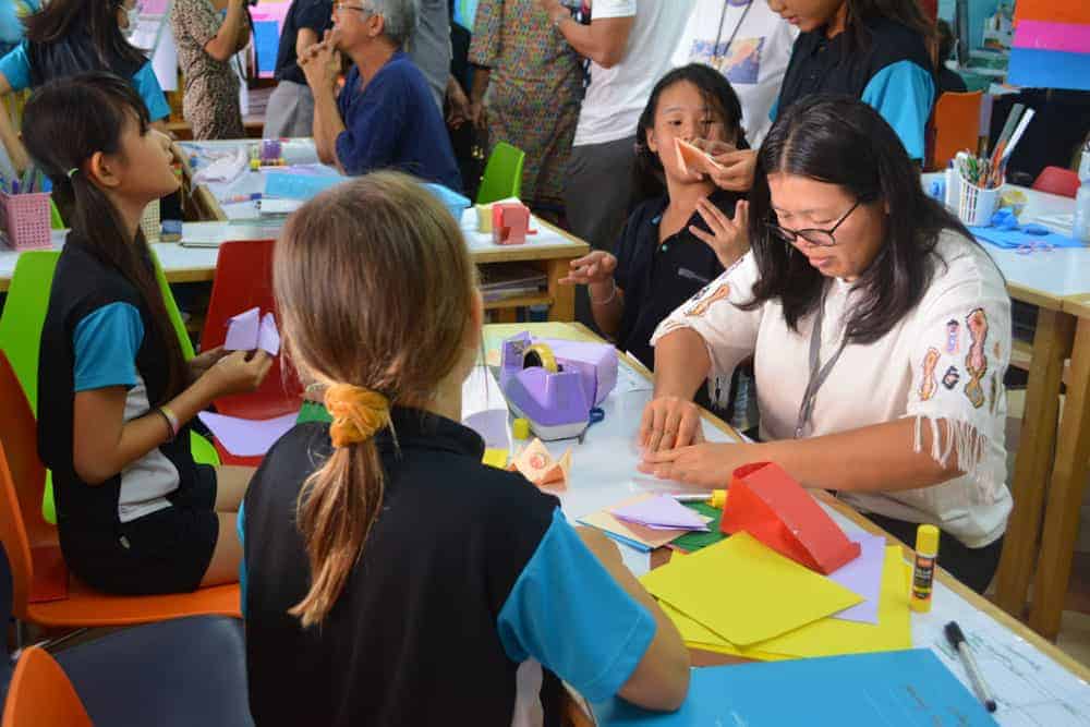 Wat is het International Primary Curriculum (IPC) 2? International school classroom engaging students in creative activities for global education excellence.