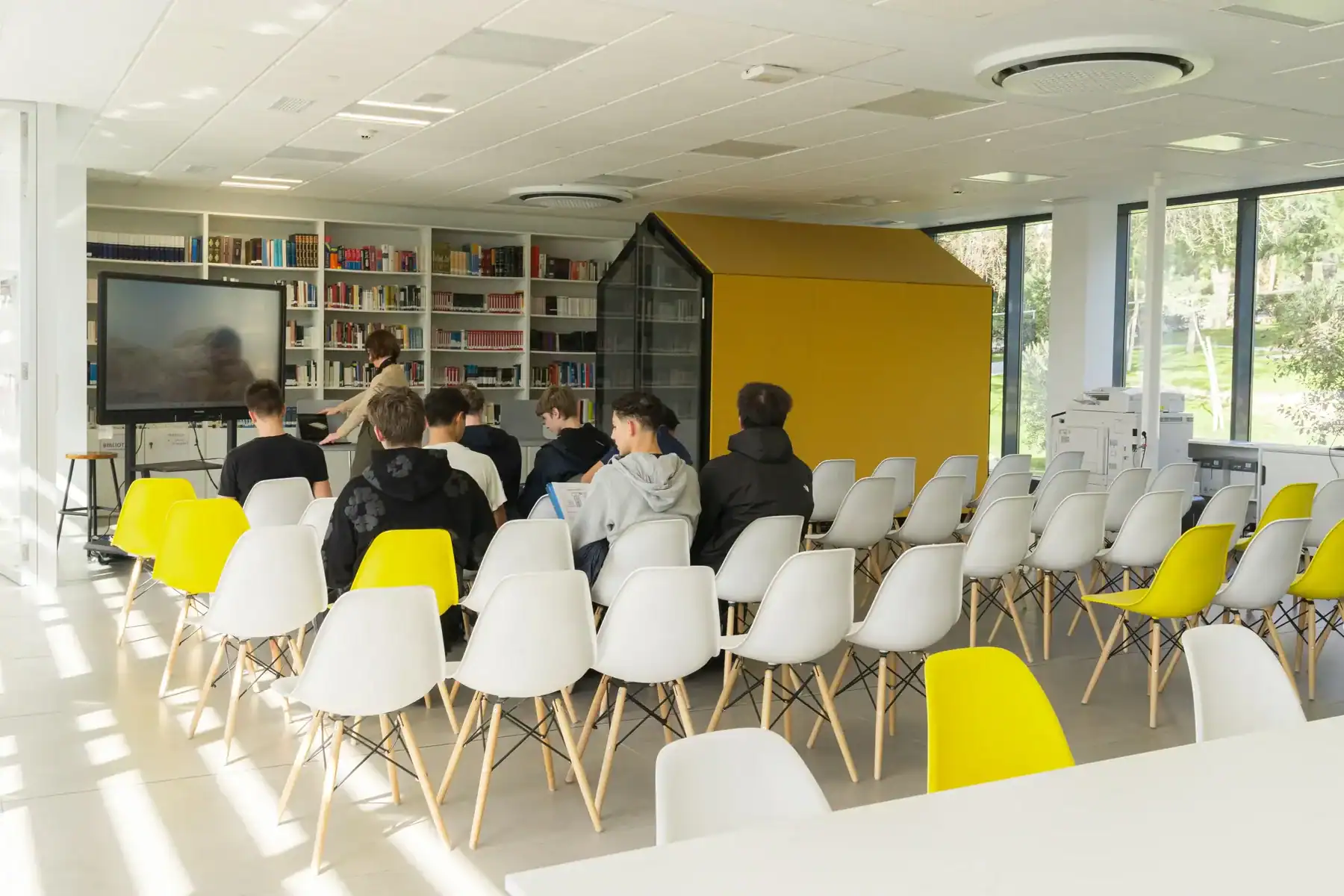Modern classroom with students attending a lesson at Liceo Europeo.