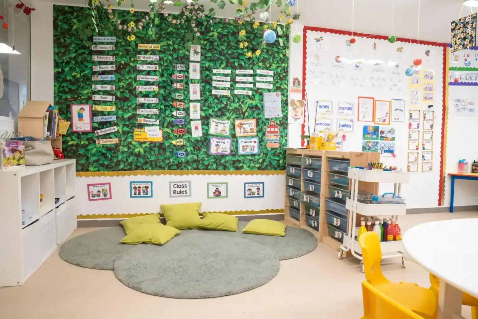 Bright classroom at Liceo Europeo with educational posters and cozy seating area.