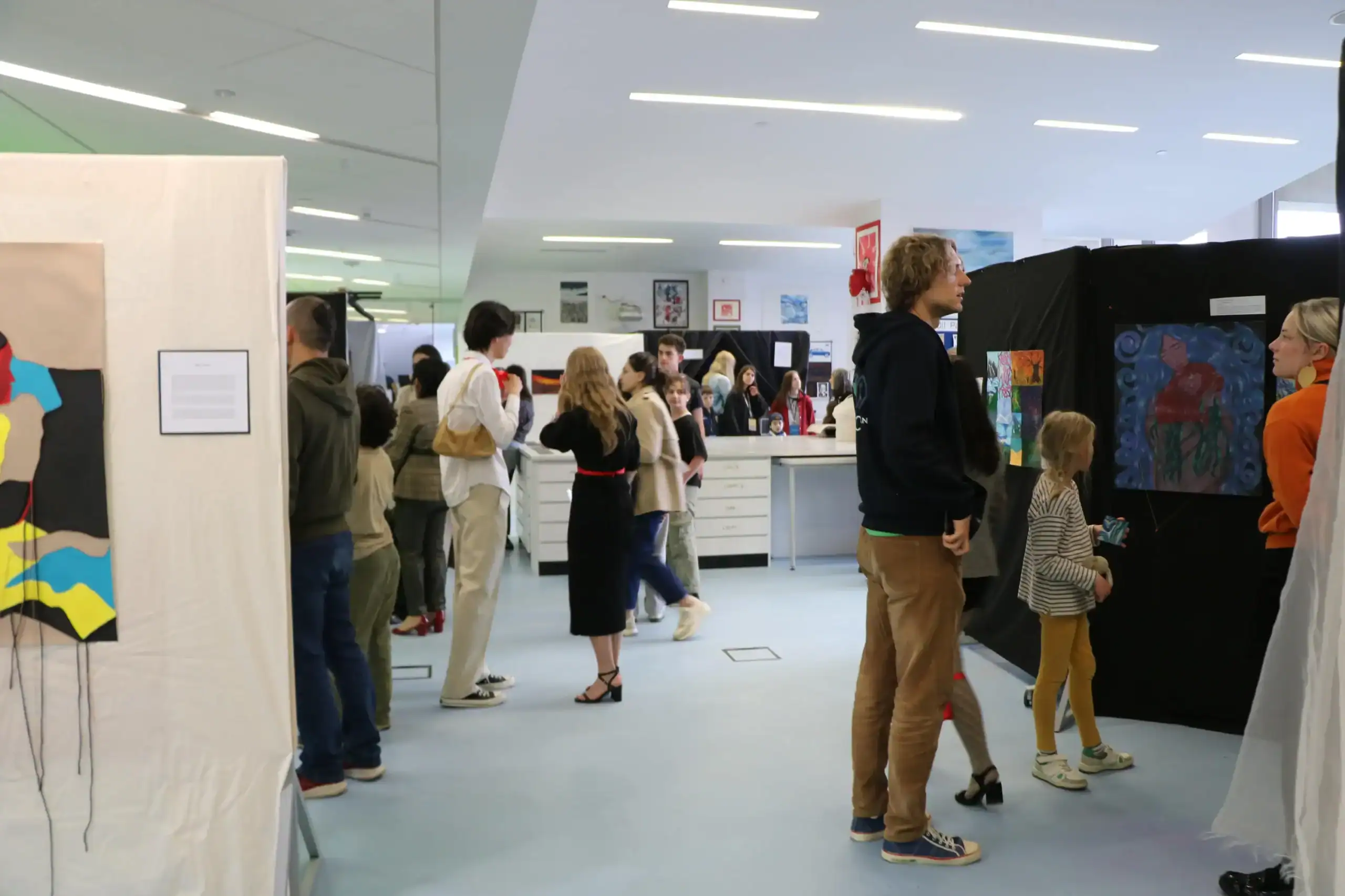 Colorful art exhibition at World Schools fosters creativity and student expression in a modern educational environment.