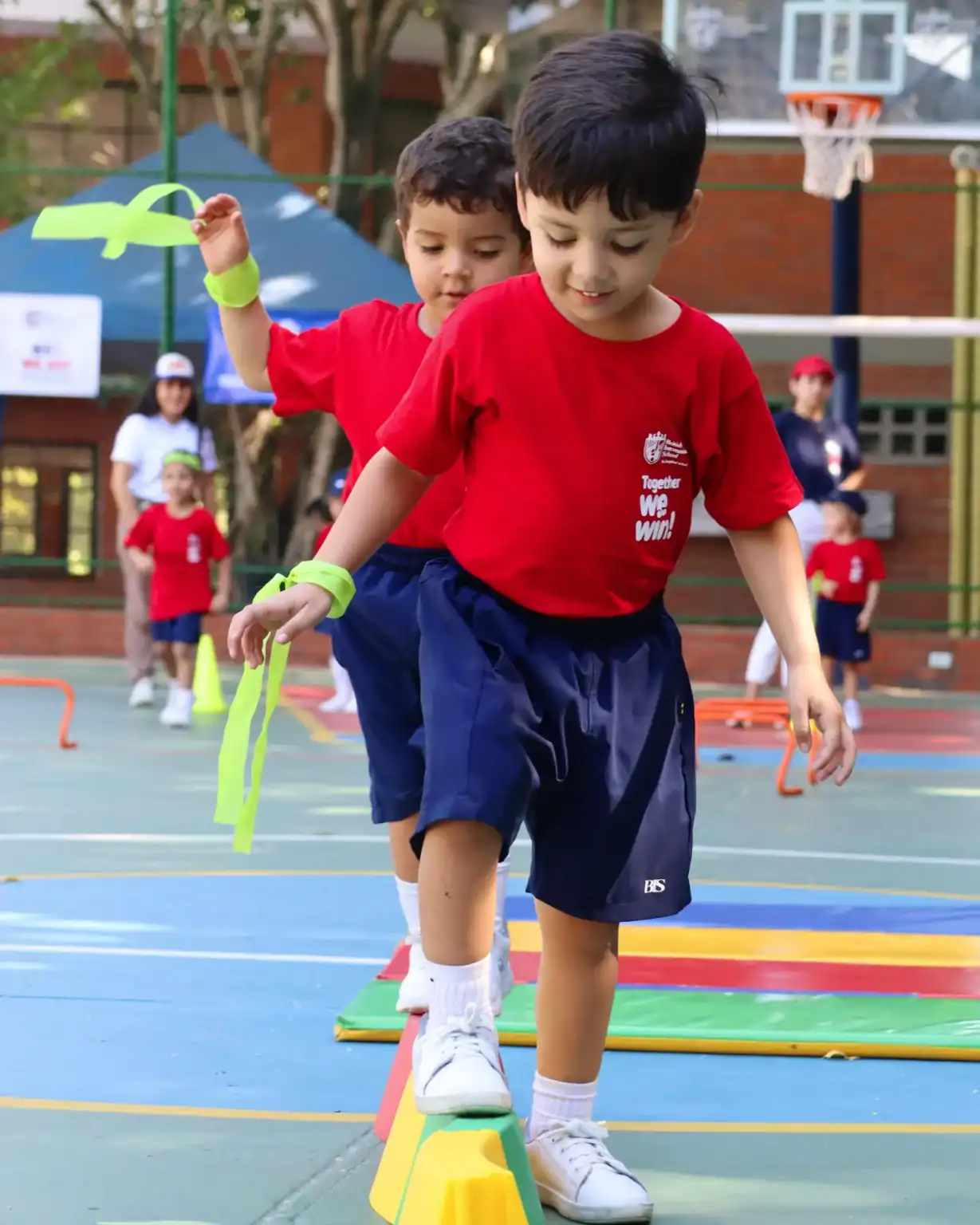 Okul sporları etkinliğinde açık hava beden eğitimi faaliyetine katılan çocuklar.