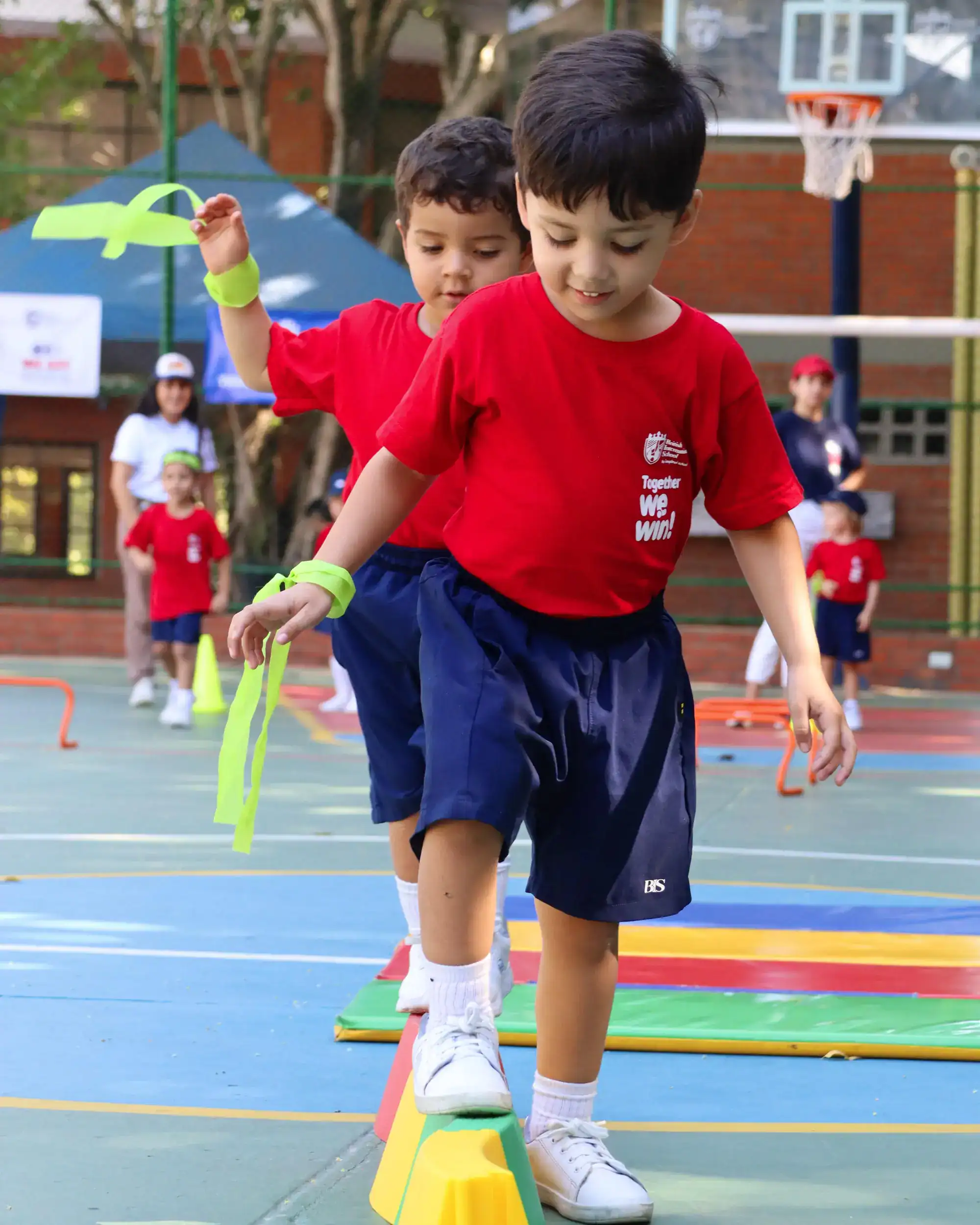 Okul sporları etkinliğinde açık hava beden eğitimi faaliyetine katılan çocuklar.