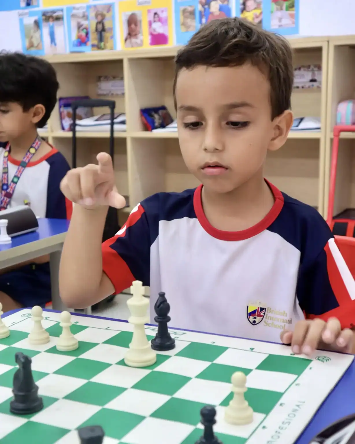 1. Uluslararası bir okul sınıfında satranç oynayan çocuklar, eleştirel düşünme ve stratejik becerileri geliştiriyor.