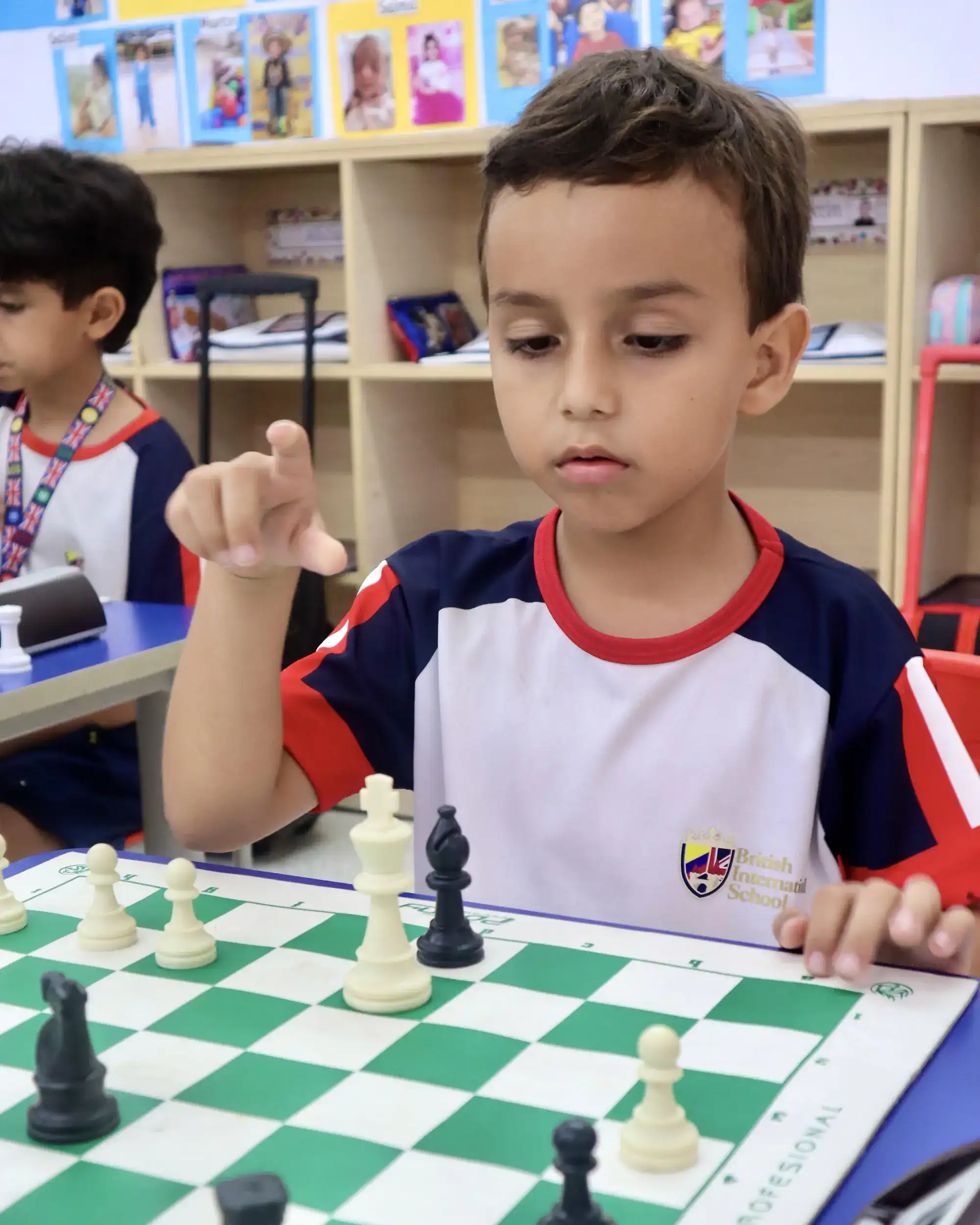 1. Uluslararası bir okul sınıfında satranç oynayan çocuklar, eleştirel düşünme ve stratejik becerileri geliştiriyor.