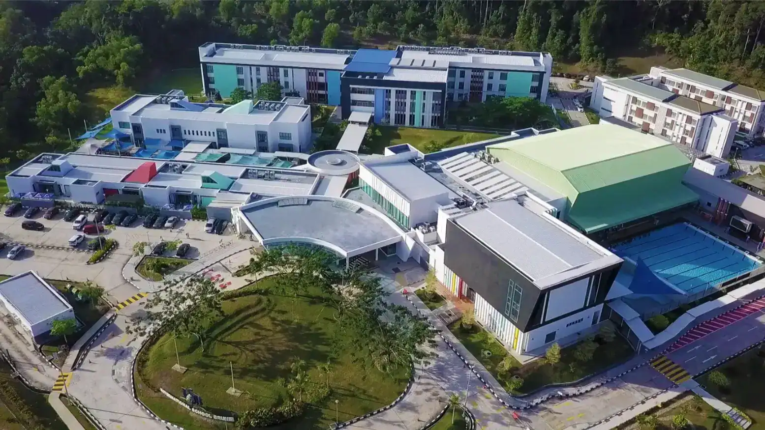 Modern international school campus with state-of-the-art facilities and lush green surroundings for optimal student learning.
