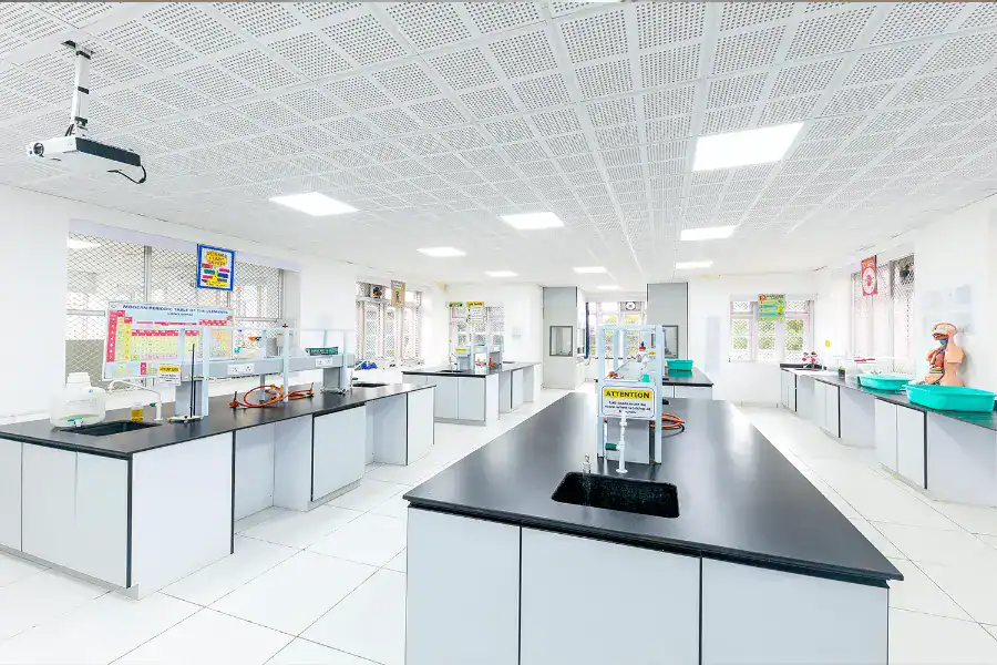 世界学校教育机构的现代化科学实验室，配备 STEM 活动和实验设备。.