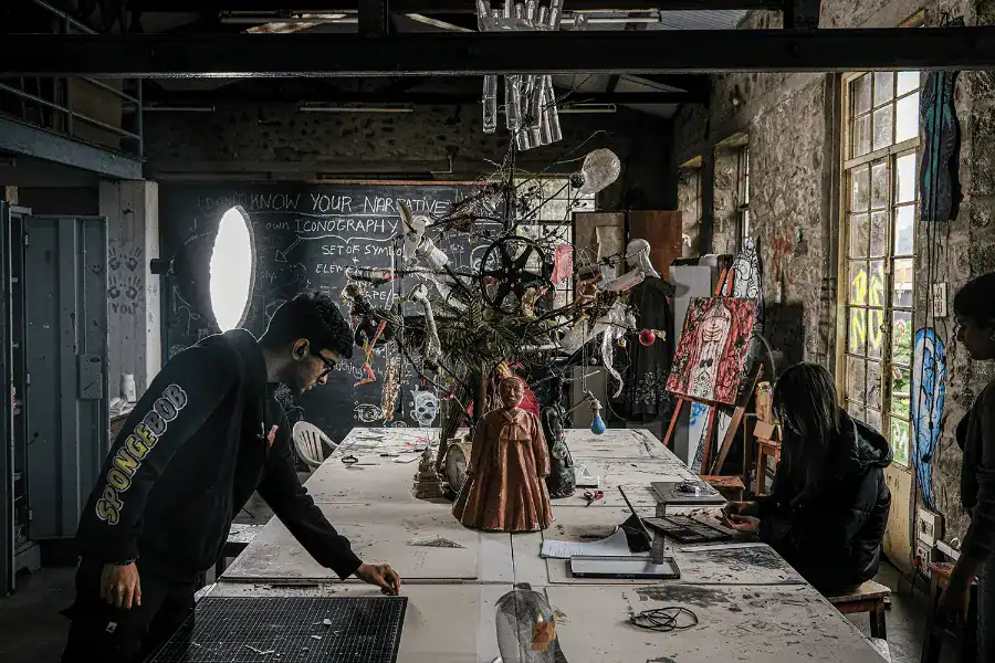 创意艺术教室，有雕塑项目和学生正在创作的艺术作品。.