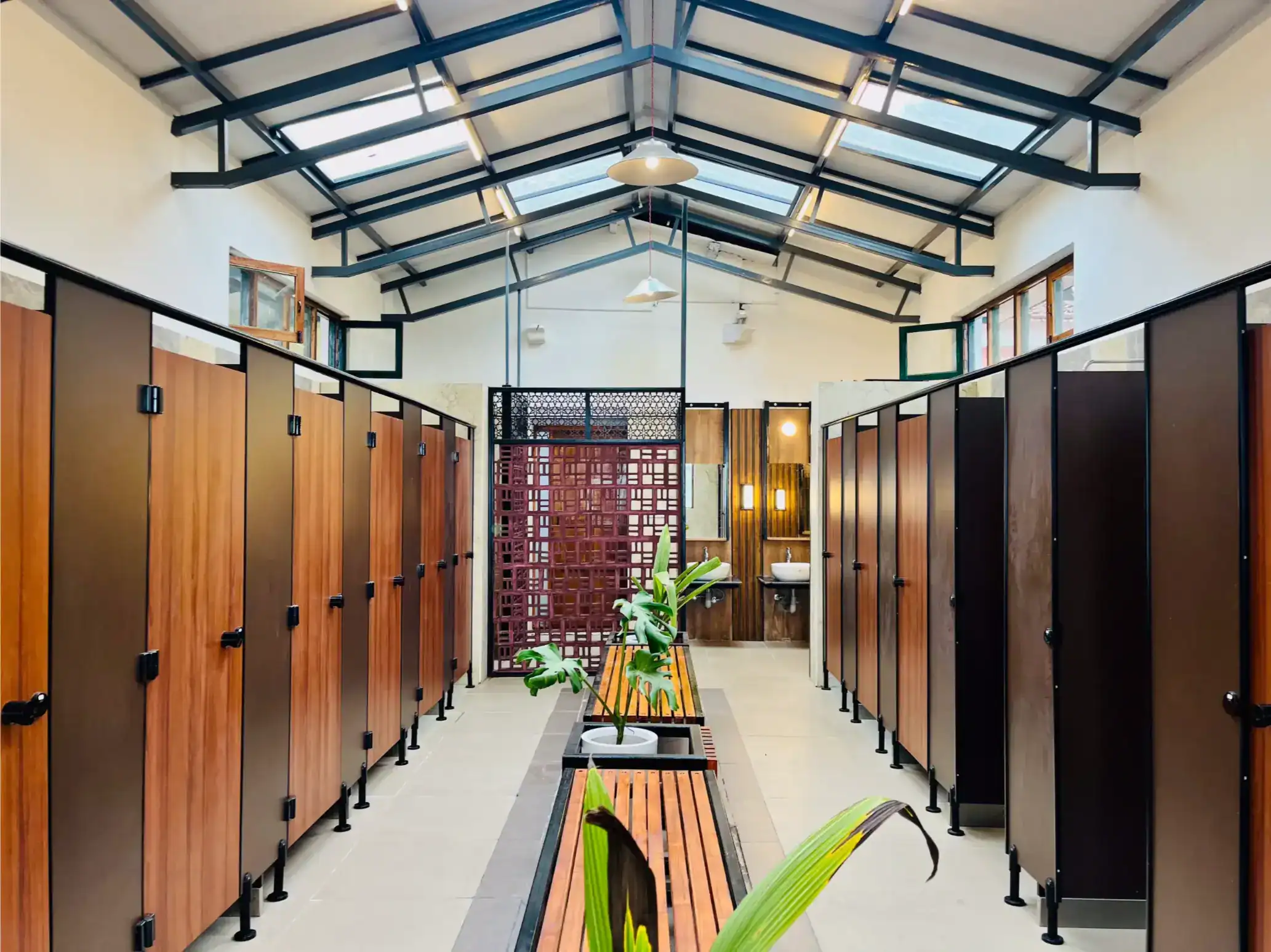 现代化的学校更衣室配有木制储物柜和天窗，营造了舒适的学习环境。.