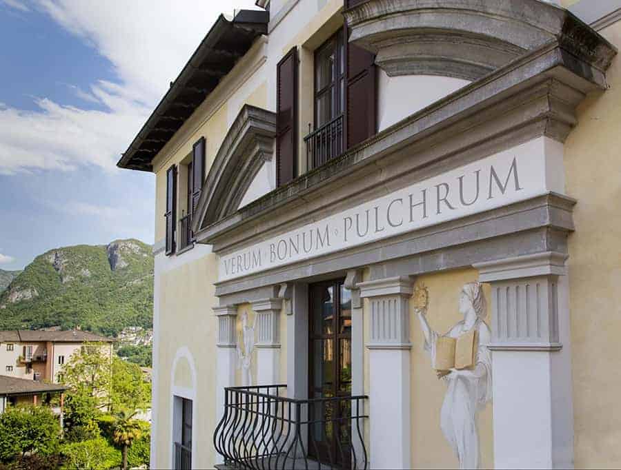 Introducing the New TASIS Crest 2