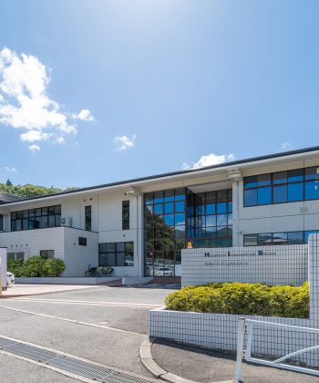 Hiroshima International School logo