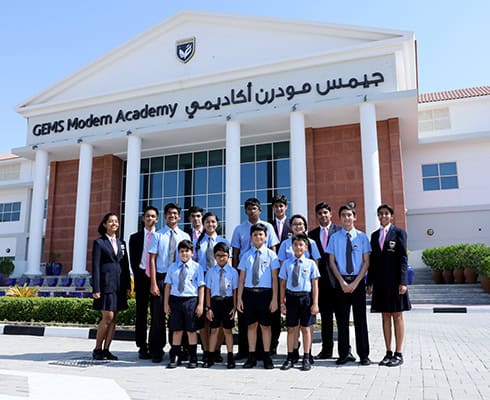 学校 9 我们的团队