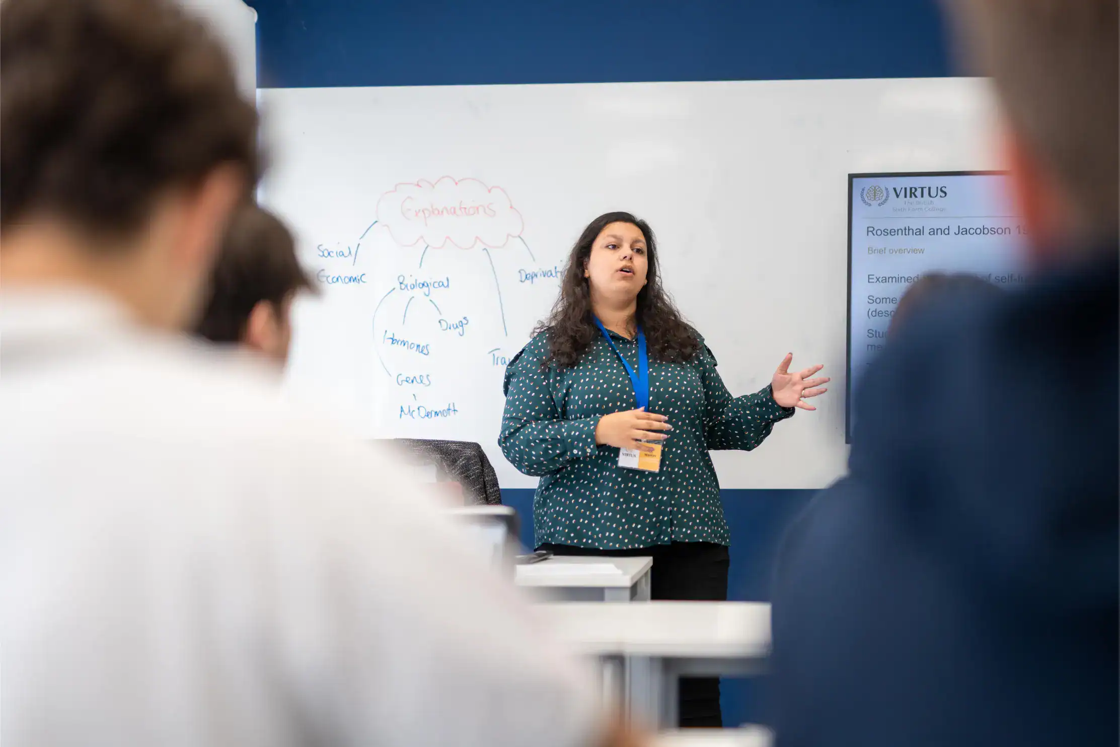 Wysoce zmotywowany nauczyciel wyjaśniający uczniom koncepcje naukowe w klasie, promujący doskonałość w edukacji.