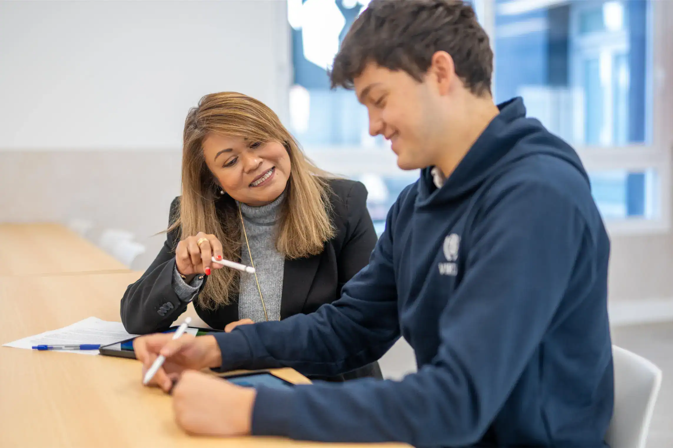 Zmotywowany uczeń i instruktor angażujący się w dyskusję akademicką w ramach programu World Schools.